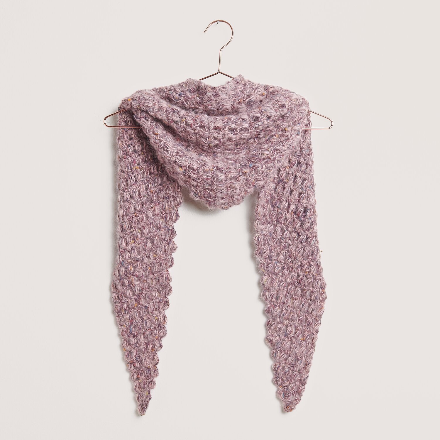 Häkelset Dreieckstuch Modell 28 in Lila, aus Fashion Cotton Alpaca Fun Neps, hängt auf einem Bügel. Ideal für Herbst-Winter.