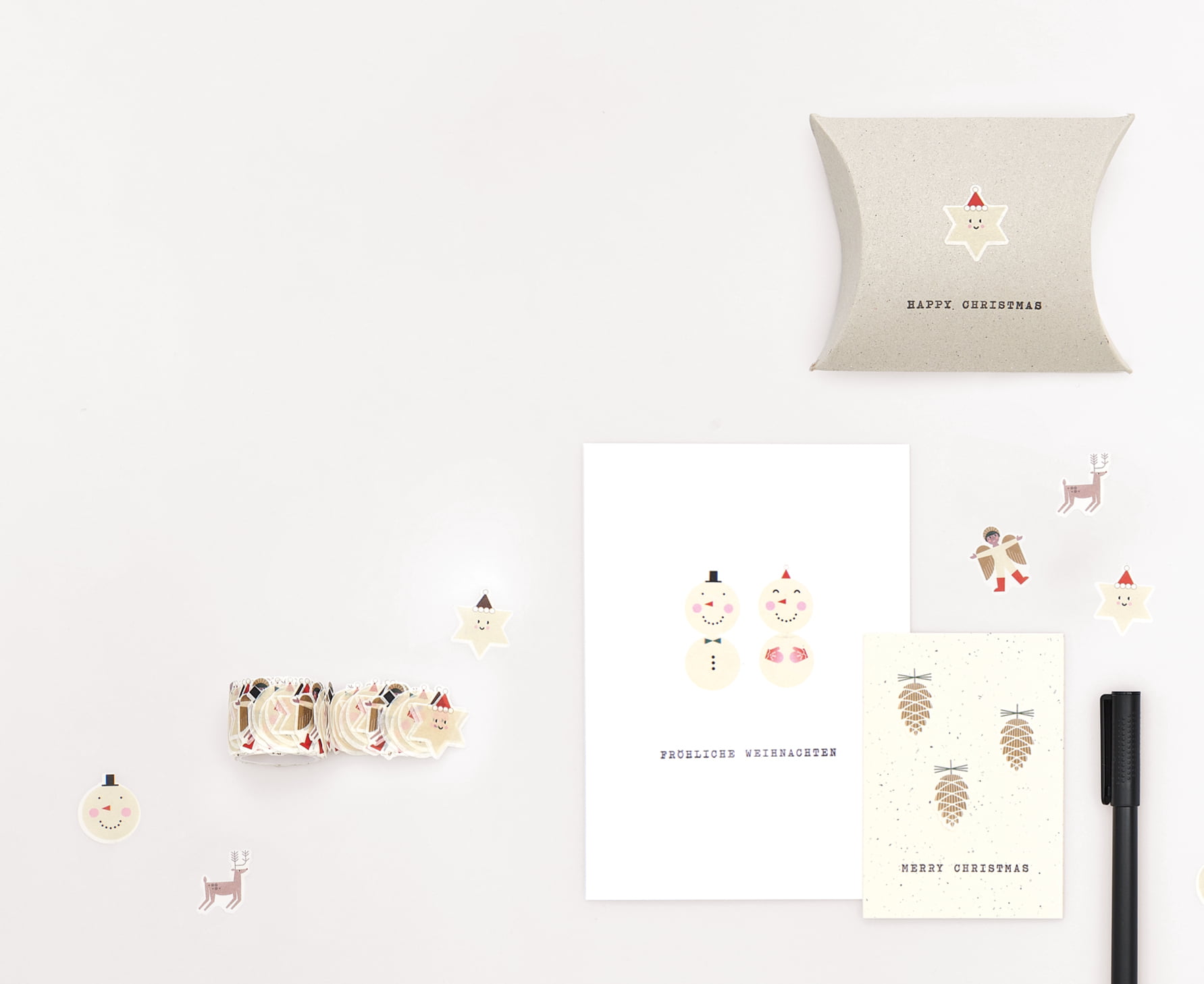 Washi Sticker Christmas Figuren liegen verteilt und sind dekorativ auf Karten geklebt 