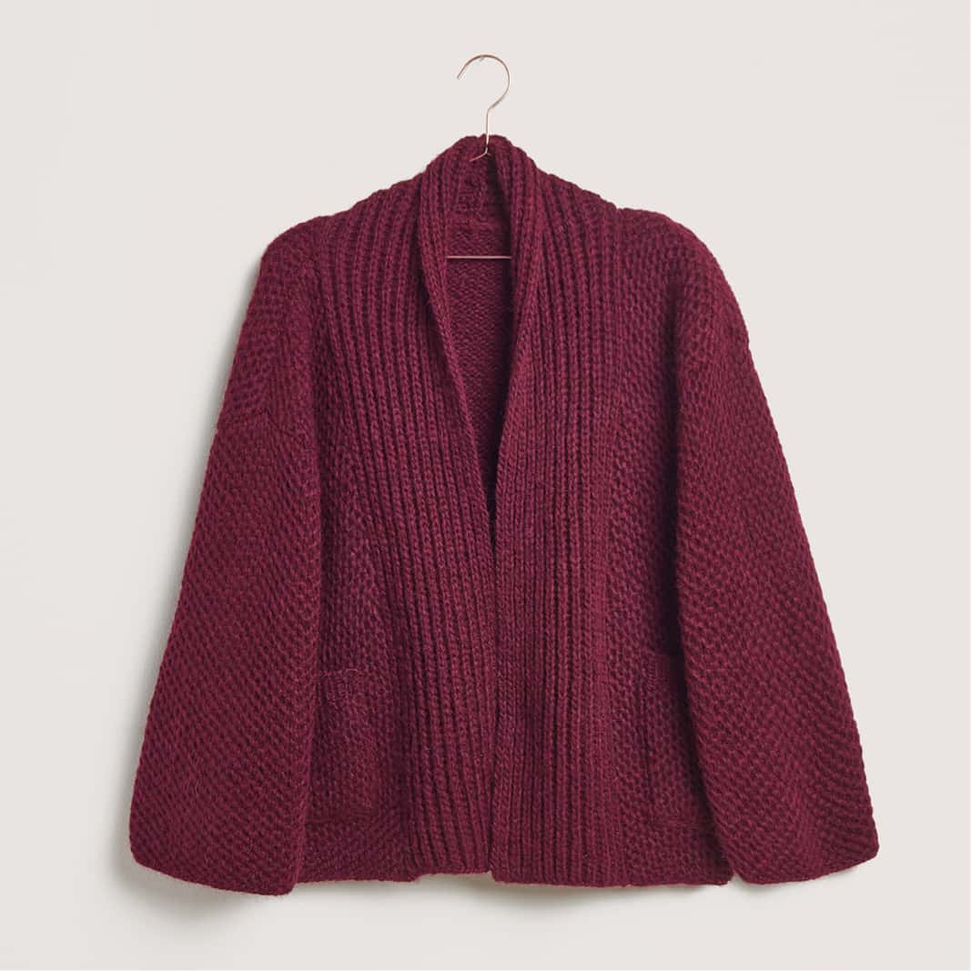 Gestrickte Jacke in Bordeaux: Modell 29 aus dem Heft Made by Me No. 21