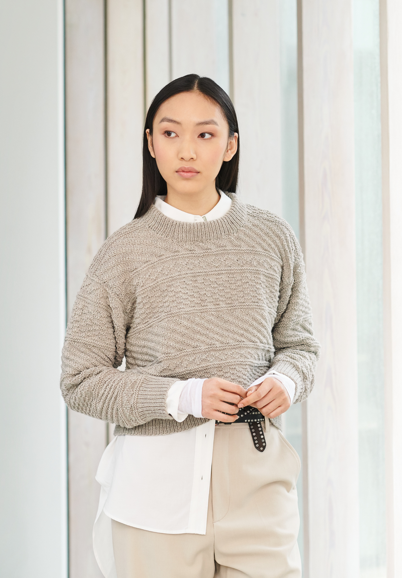 Frau trägt gestrickten Pullover in Beige: Modell 01 aus Lovewool No. 19