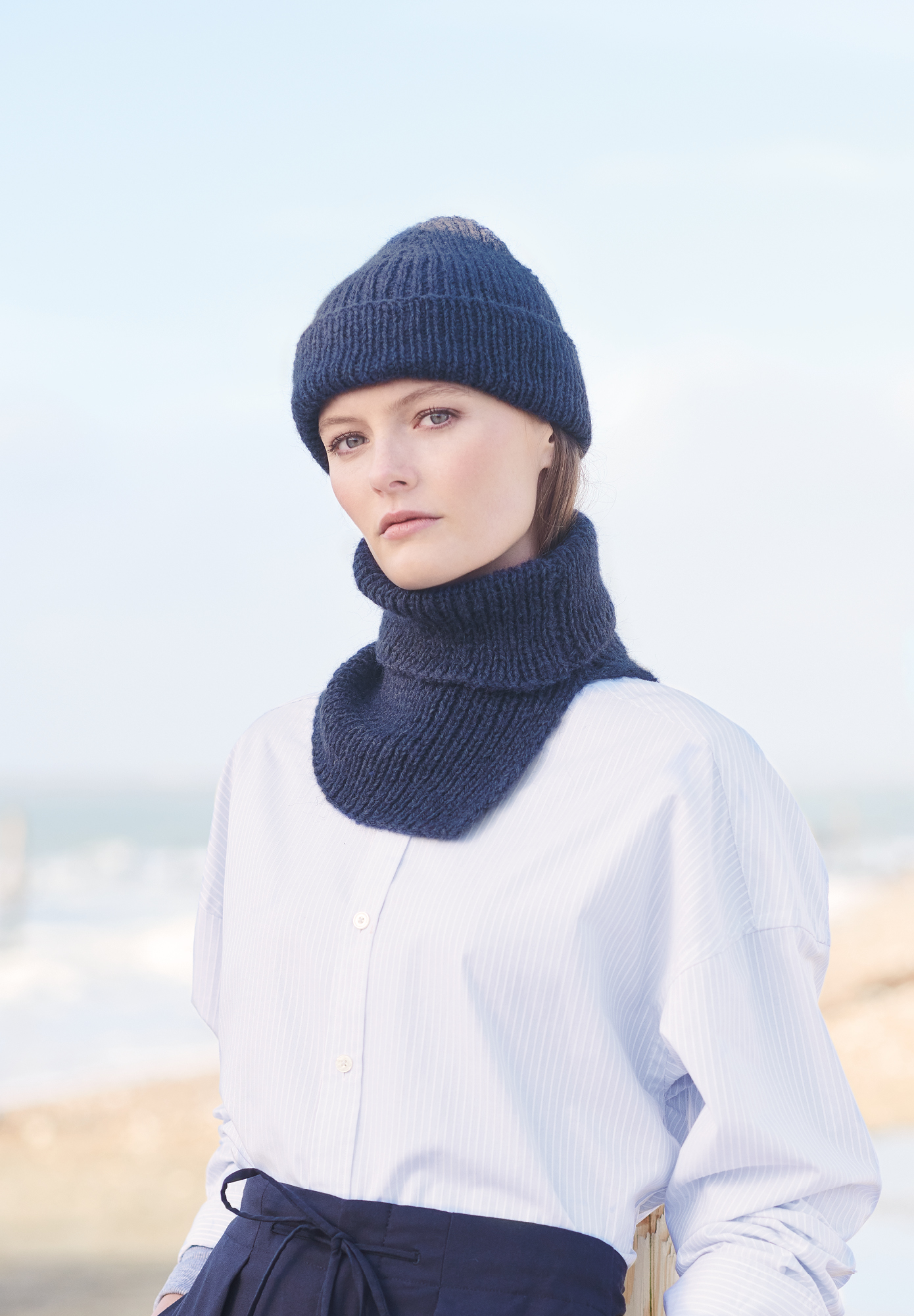 Frau trägt gestrickten Kragen in Dunkelblau: Modell 03a aus Lovewool No. 19