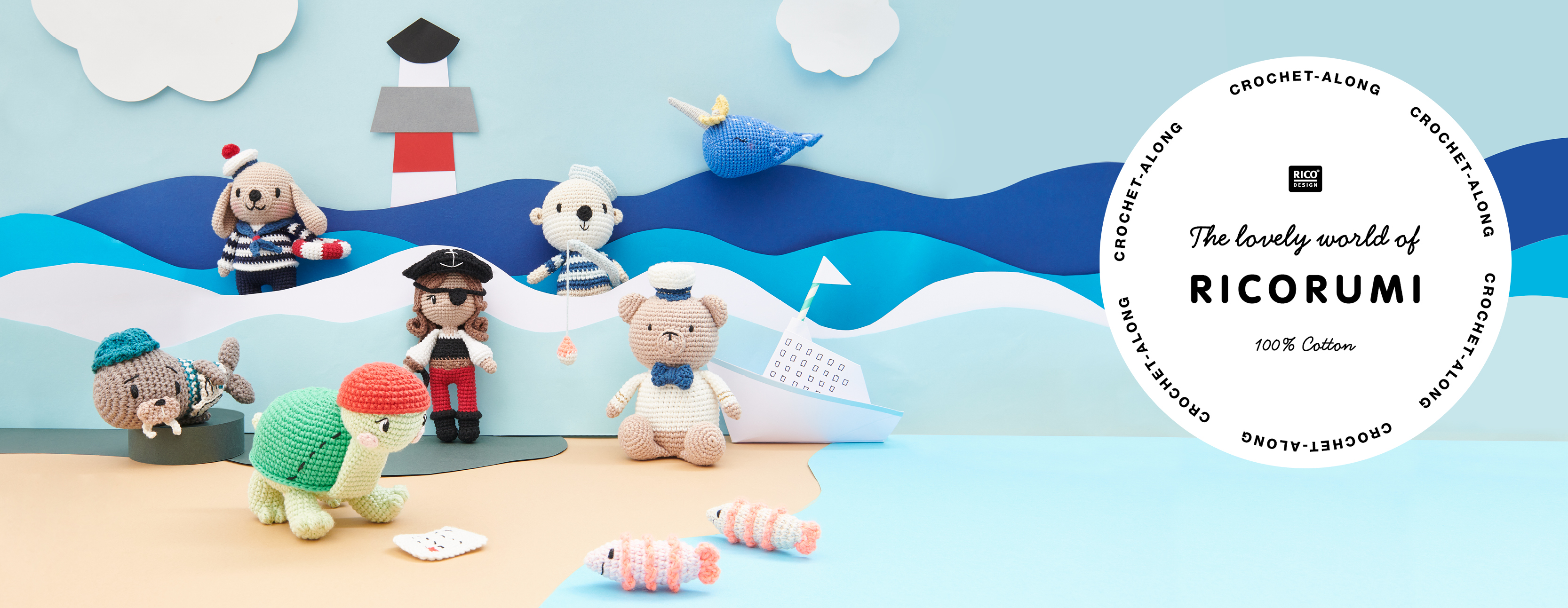 Sieben Amigurumis zum Motto Shipmates sind in einer aus Papier gestalteten Strandlandschaft dekoriert. Ein Logo von Ricorumi ist abgebildet.