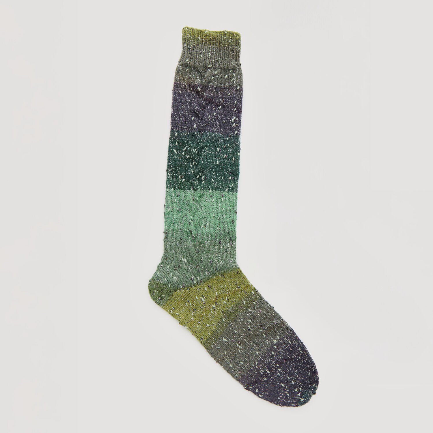 Superba Cashmeri Luxury Socks 4fädig 100g 400m Farbe Forest Greens von Rico Design Bunte Stricksocke in verschiedenen Grüntönen, von dunkel bis hell, mit dezentem Muster. Marke: Modell Legeware. Perfekt für gemütliche Tage und stilvolle Wärme.