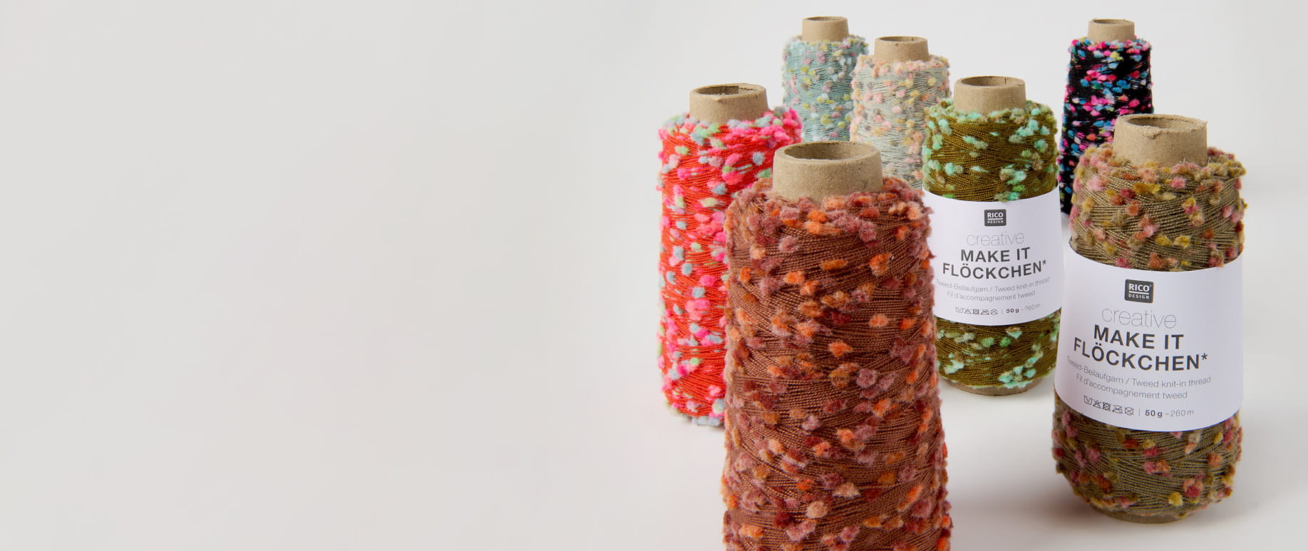 Verschiedene Garnrollen von Creative Make it Flöckchen sind beisammen aufgestellt.