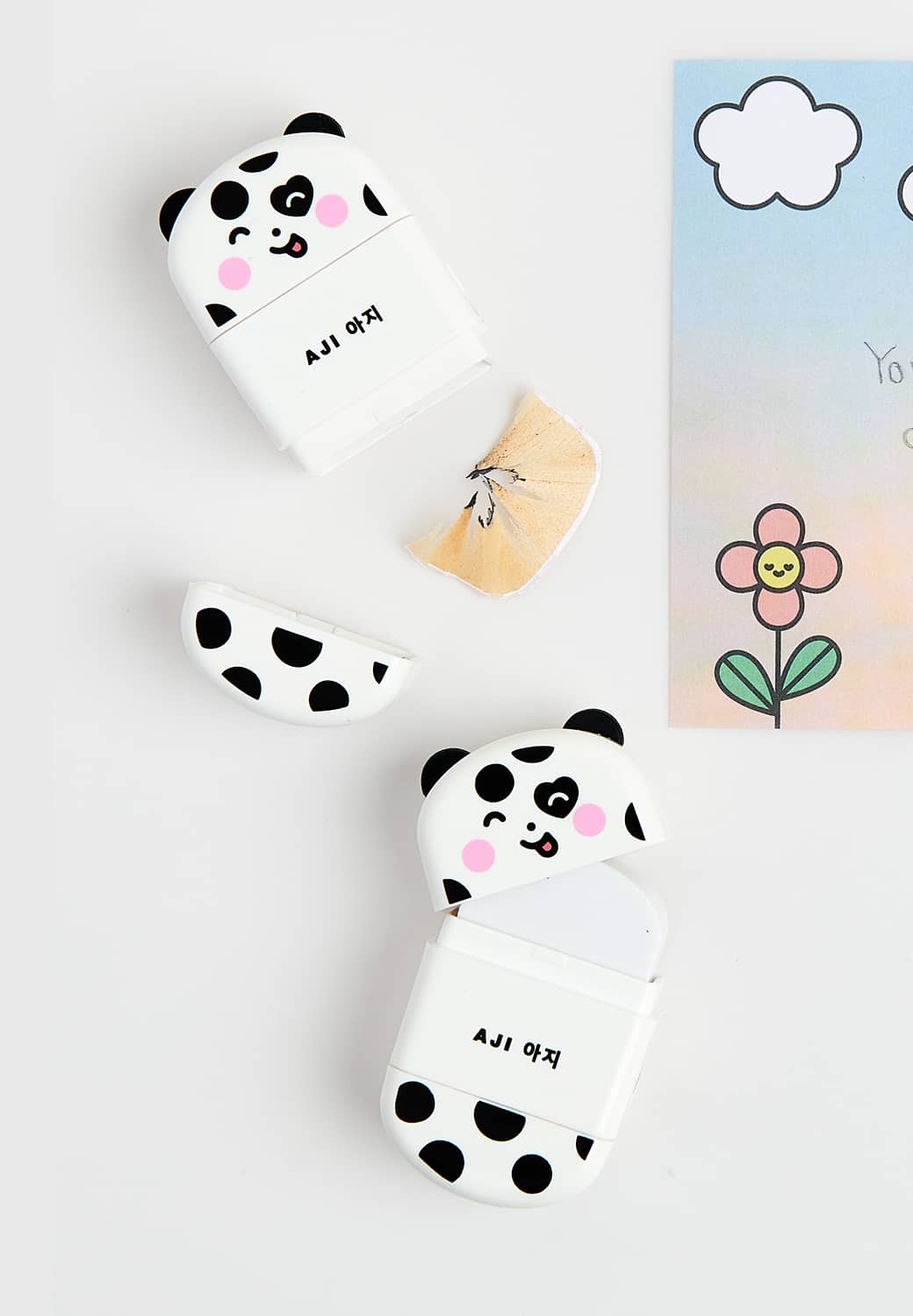 Radiergummis und Anspitzer in Form von Dalmatinern liegen auf grauem Hintergrund.