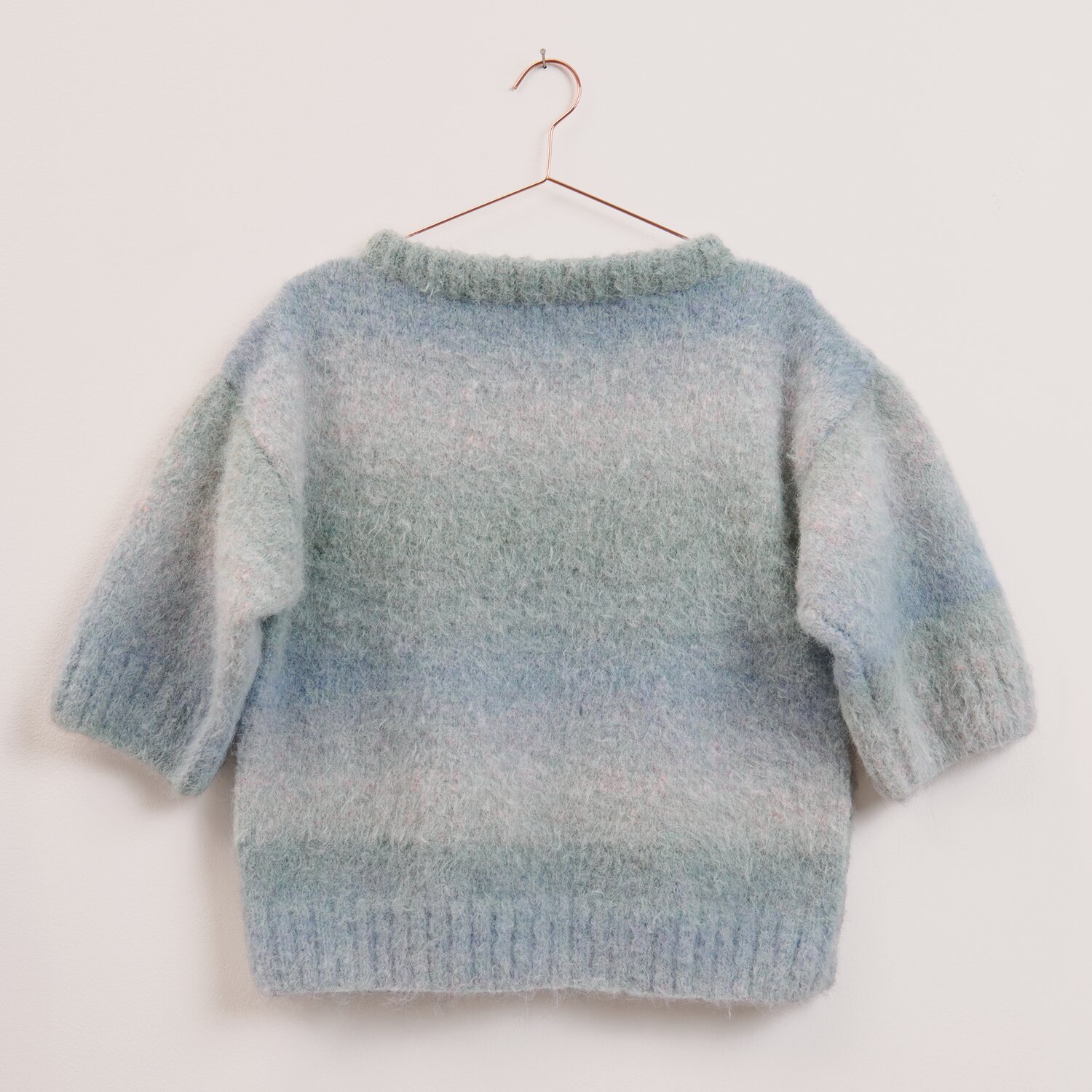 Creative Brushed Wool, gestrickter Pullover mit weichem Farbverlauf in Blautönen, lockere Passform mit Dreiviertelärmeln, kombiniert mit Creative Make It Fur