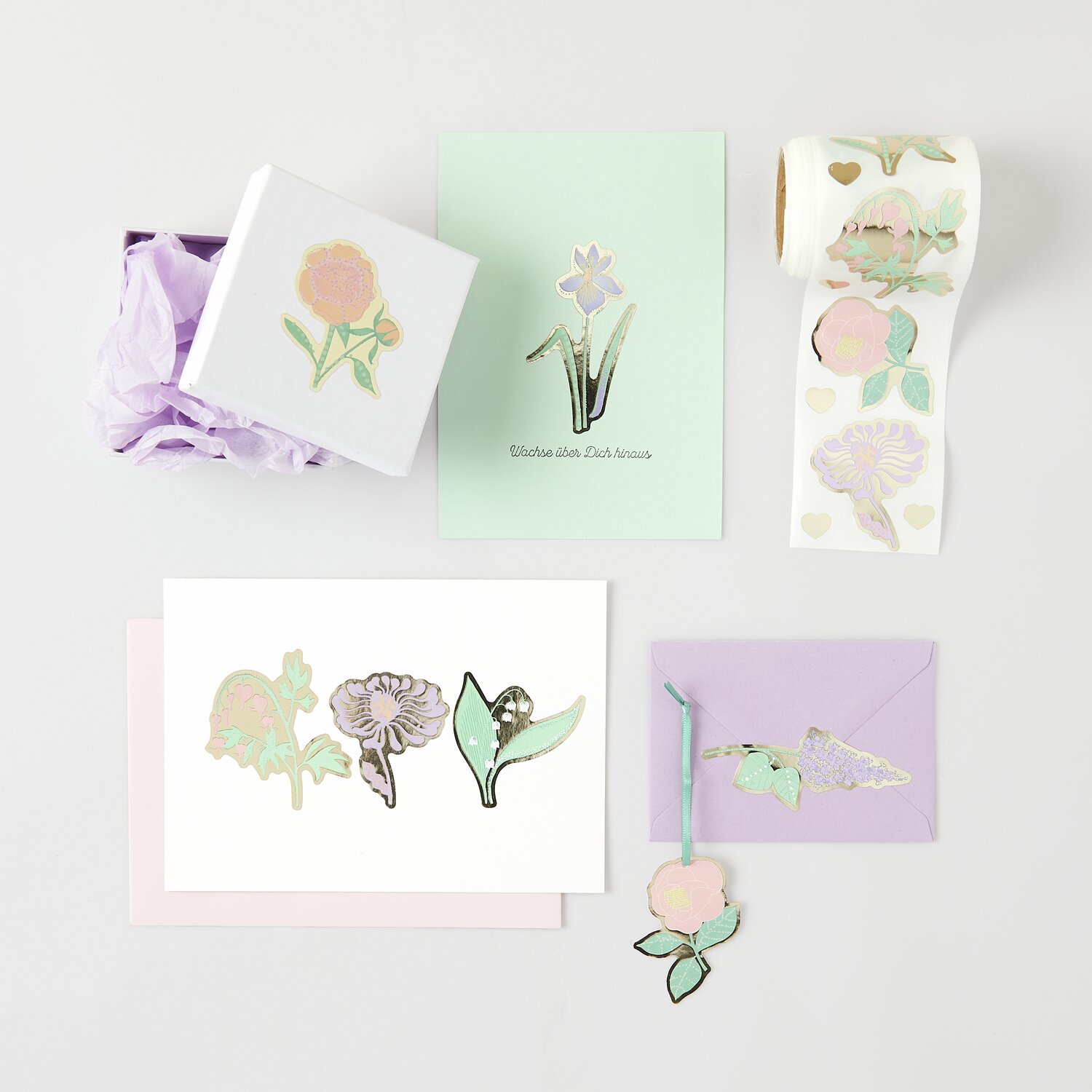 Paper Poetry Sticker auf Rolle Blumen, 100-teilig, mit floralen Designs auf Karten und Umschlägen.