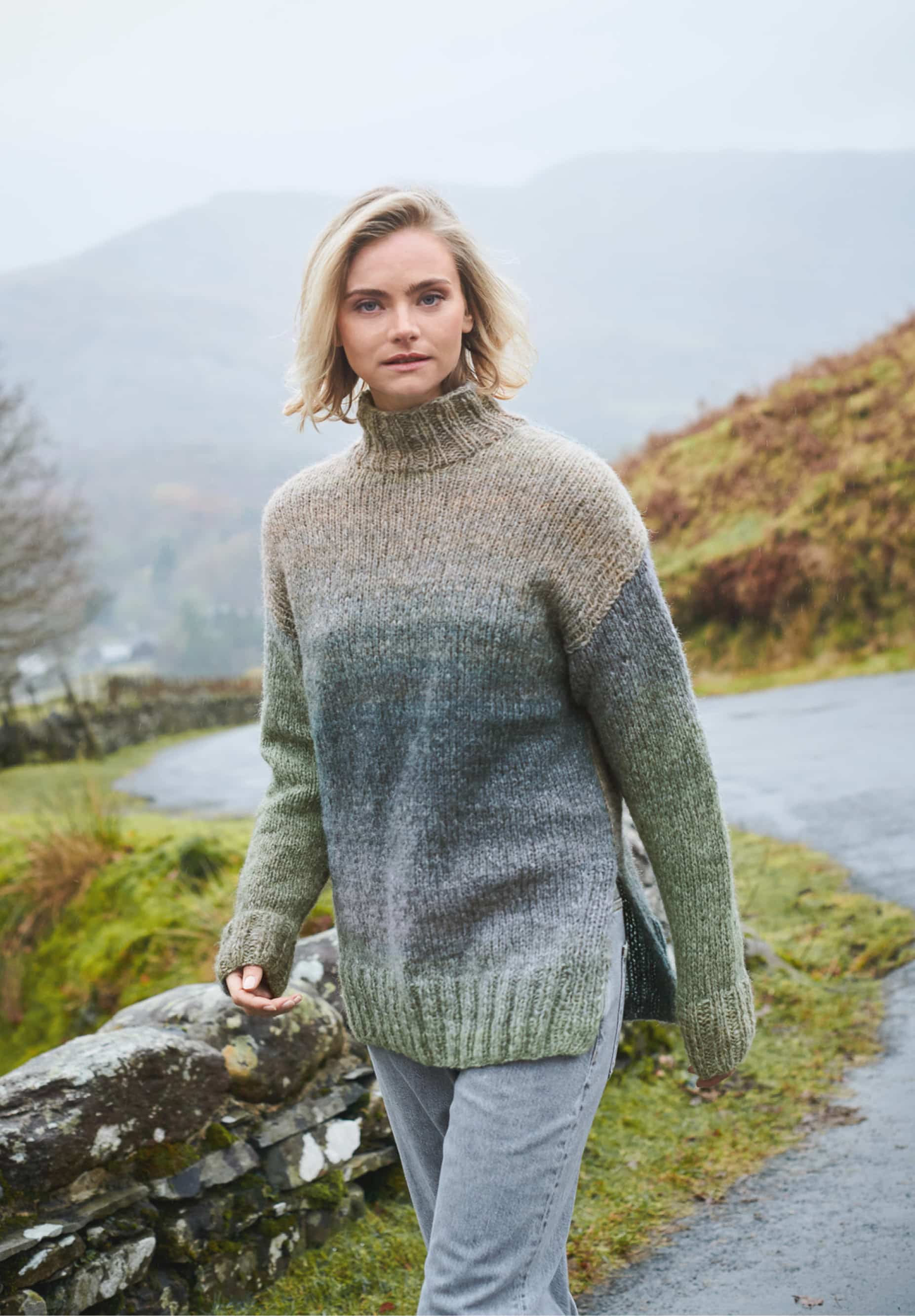 Frau trägt gestrickten Pullover in gedeckten Tönen: Modell 17 aus Lovewool No. 23