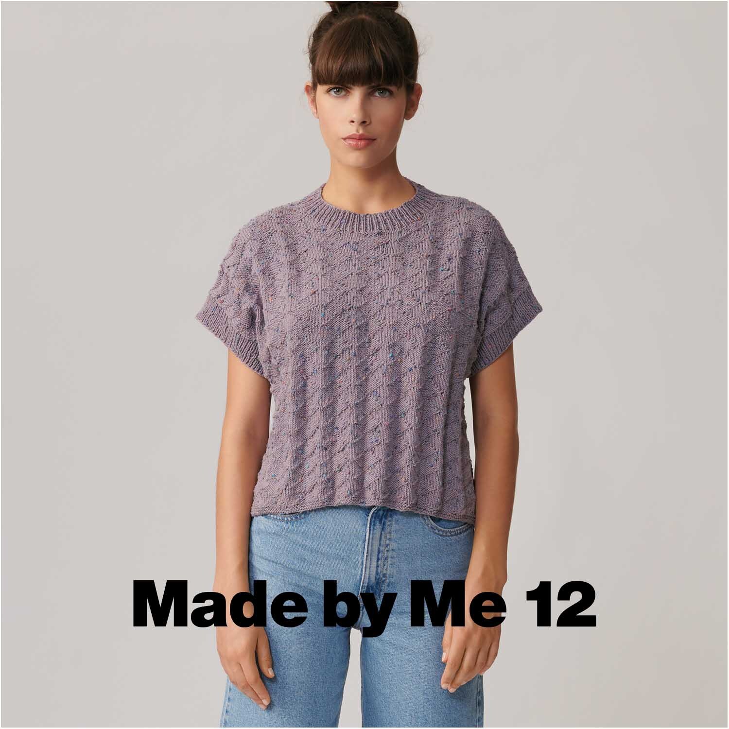 Fashion Cotton Neps dk 50g 105m Farbe Mauve von Rico Design Fashion Cotton Neps dk: Frau trägt gestricktes, mauvefarbenes Oberteil von Rico Design, lässig kombiniert mit Jeans.