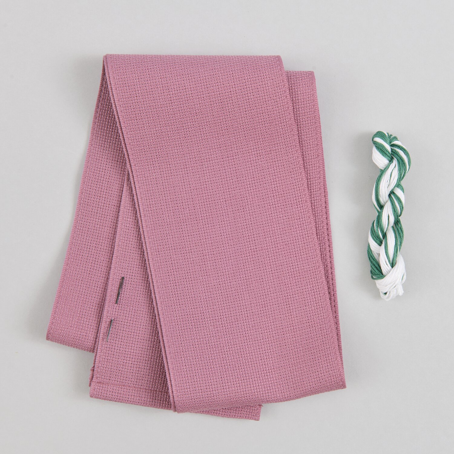 Stickpackung Gezählter Kreuzstich Schleife Maiglöckchen mit rosa Stoff und grün-weißem Garn von Rico Design, Größe 30x54cm.