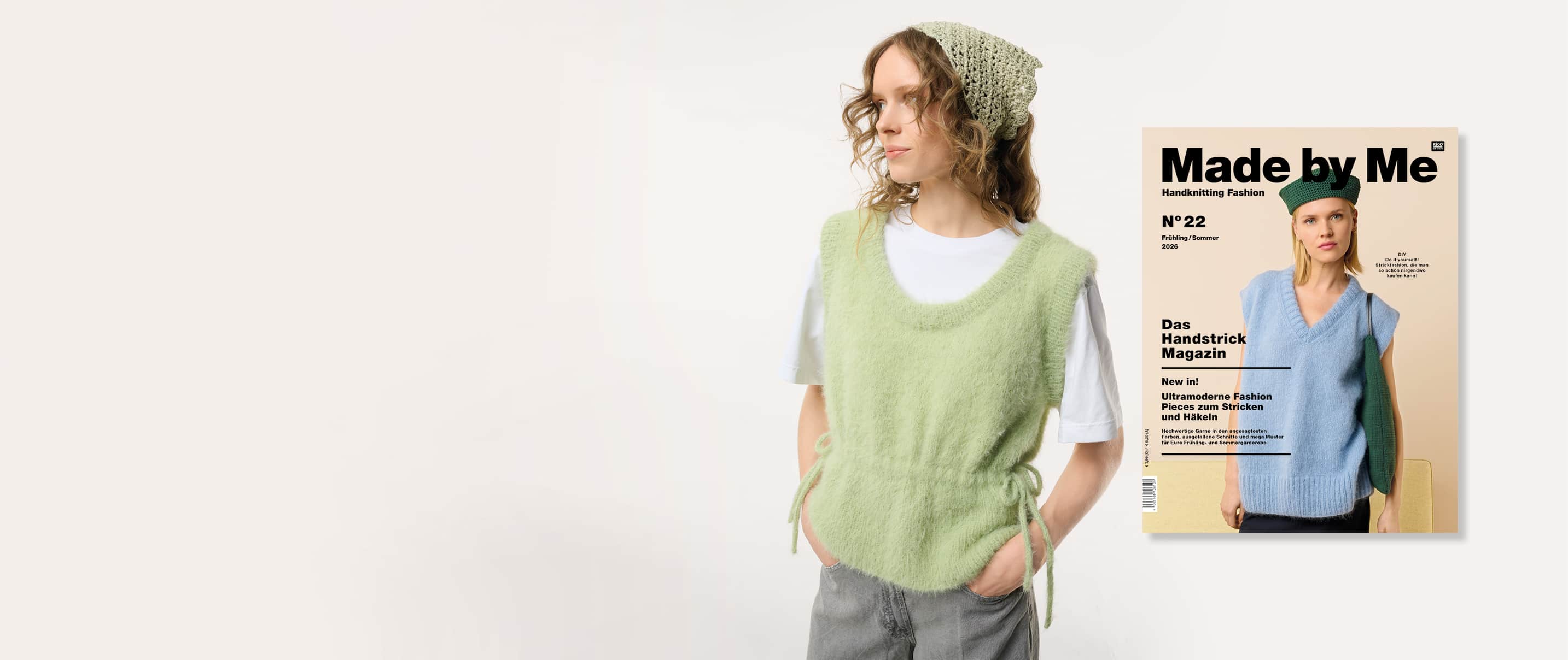 Eine Frau trägt eine gehäkeltes Kopftuch und einen gestrickten Pullunder und posiert vor grauem Hintergrund. Daneben ein Cover des Handstrickmagazins Made by Me No. 22.