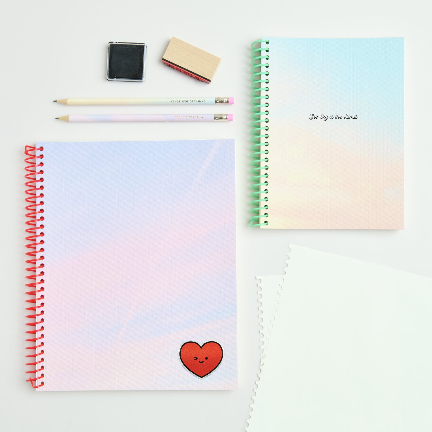 Notizbuch S Himmel 80 Seiten mit pastellfarbenem Cover, Bleistiftset und Stempel auf weißem Hintergrund.