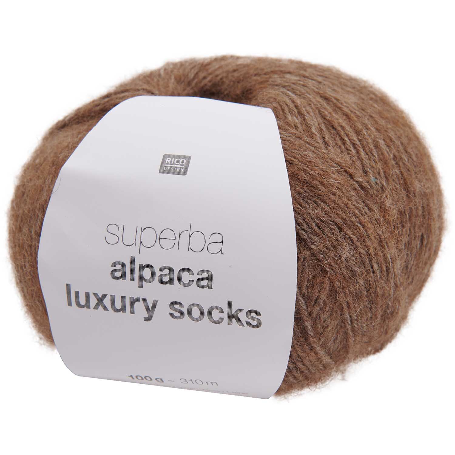 Superba Alpaca Luxury Socks: Weiches, karamellfarbenes Garn von Rico Design, ideal für luxuriöse Strickprojekte.