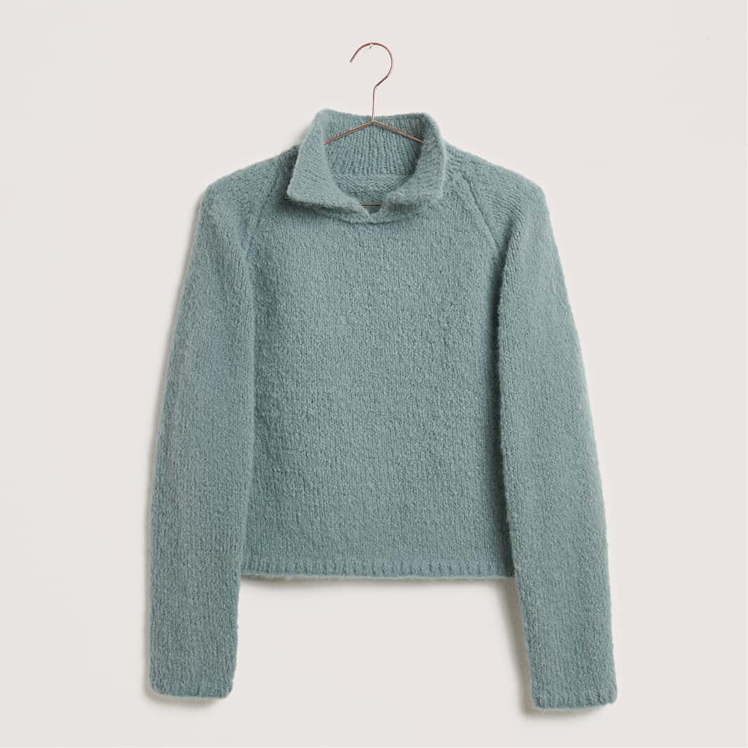 Gestrickter Pullover in Blau: Modell 13 aus dem Heft Made by Me No. 21