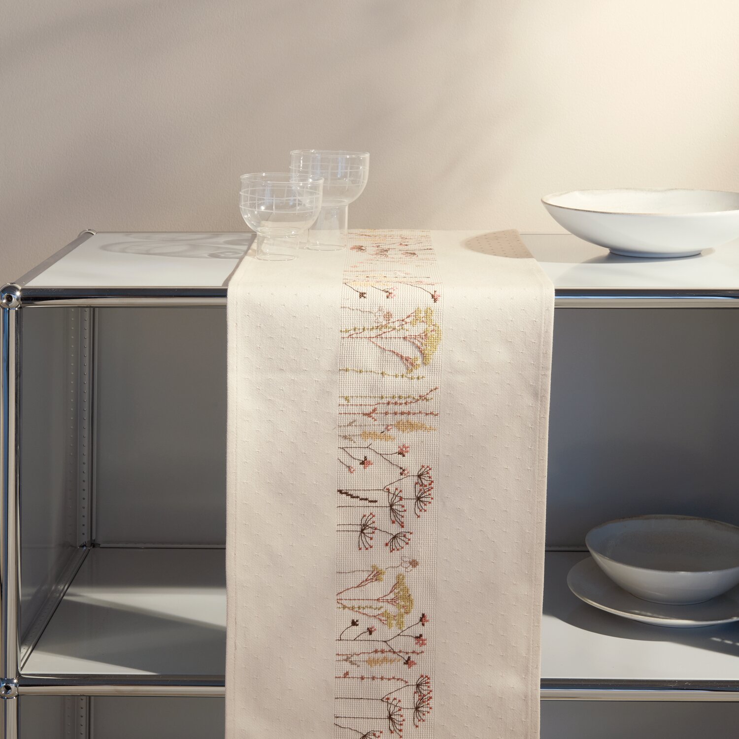 Stickpackung Gezählter Kreuzstich Tischband Blumen und Gräser von Rico Design