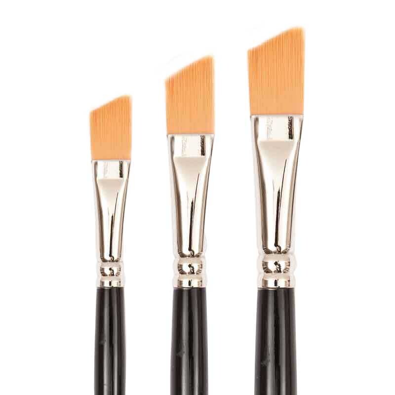 Fine Art Öl Synthetic schräg: Drei schräg geschnittene Pinsel mit schwarzen Griffen und synthetischen Borsten, ideal für präzises Malen.