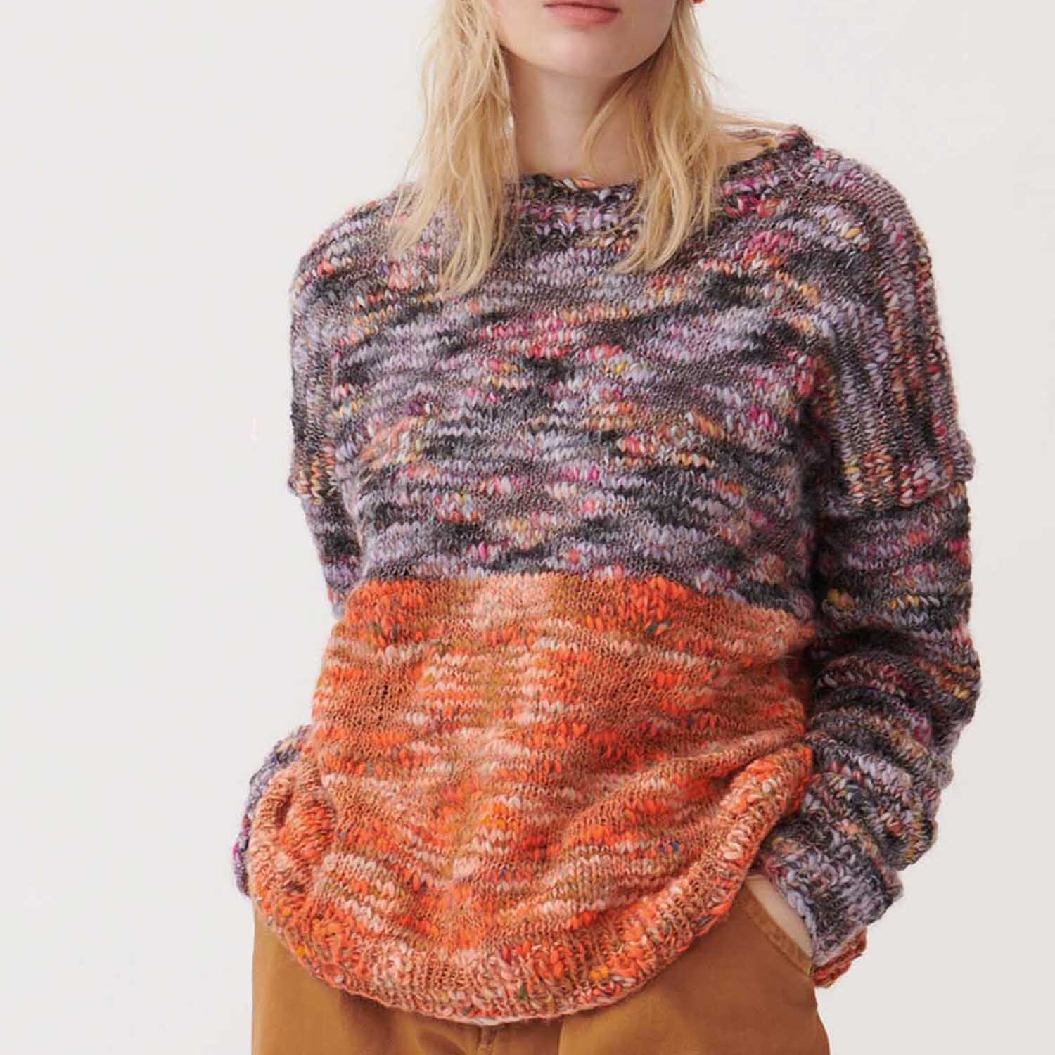 Creative Wooly Waves Pullover in Anthrazit und Orange von Rico Design, getragen von einer Frau.