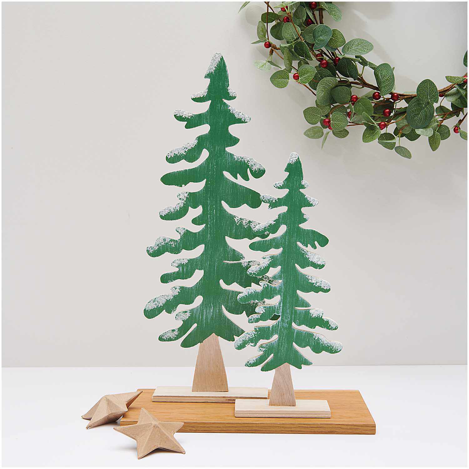 Holztanne mit Schnee grün Holztanne mit Schnee grün