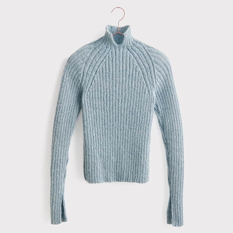 Gestrickter Pullover in Blau: Modell 09 aus dem Heft Luxury Knits Premium Natural Fibres