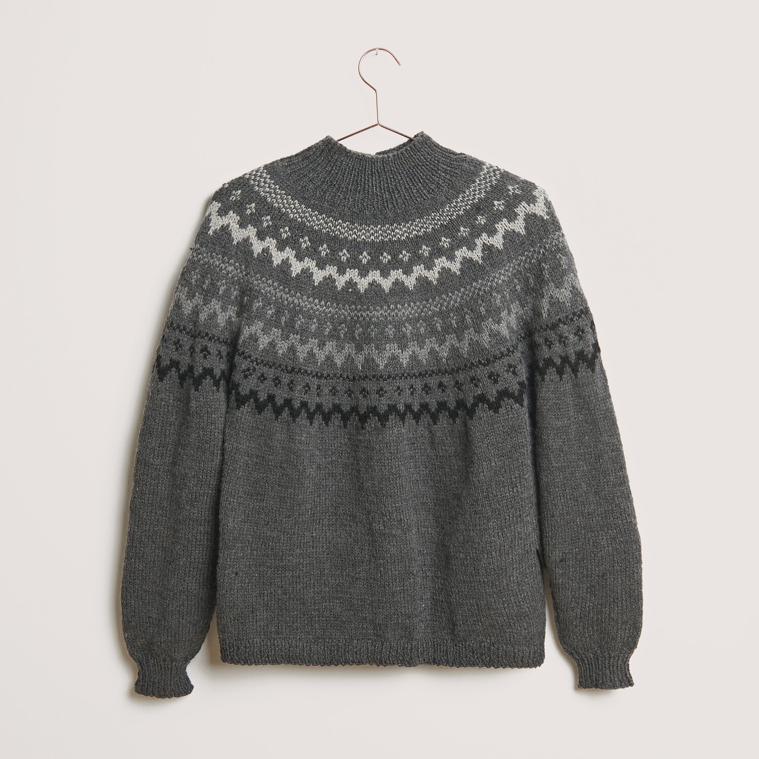 Essentials Soft Merino aran 50g 100m Farbe Schwarz von Rico Design Essentials Soft Merino aran Pullover mit nordischem Muster in Grau-Melange und Schwarz.