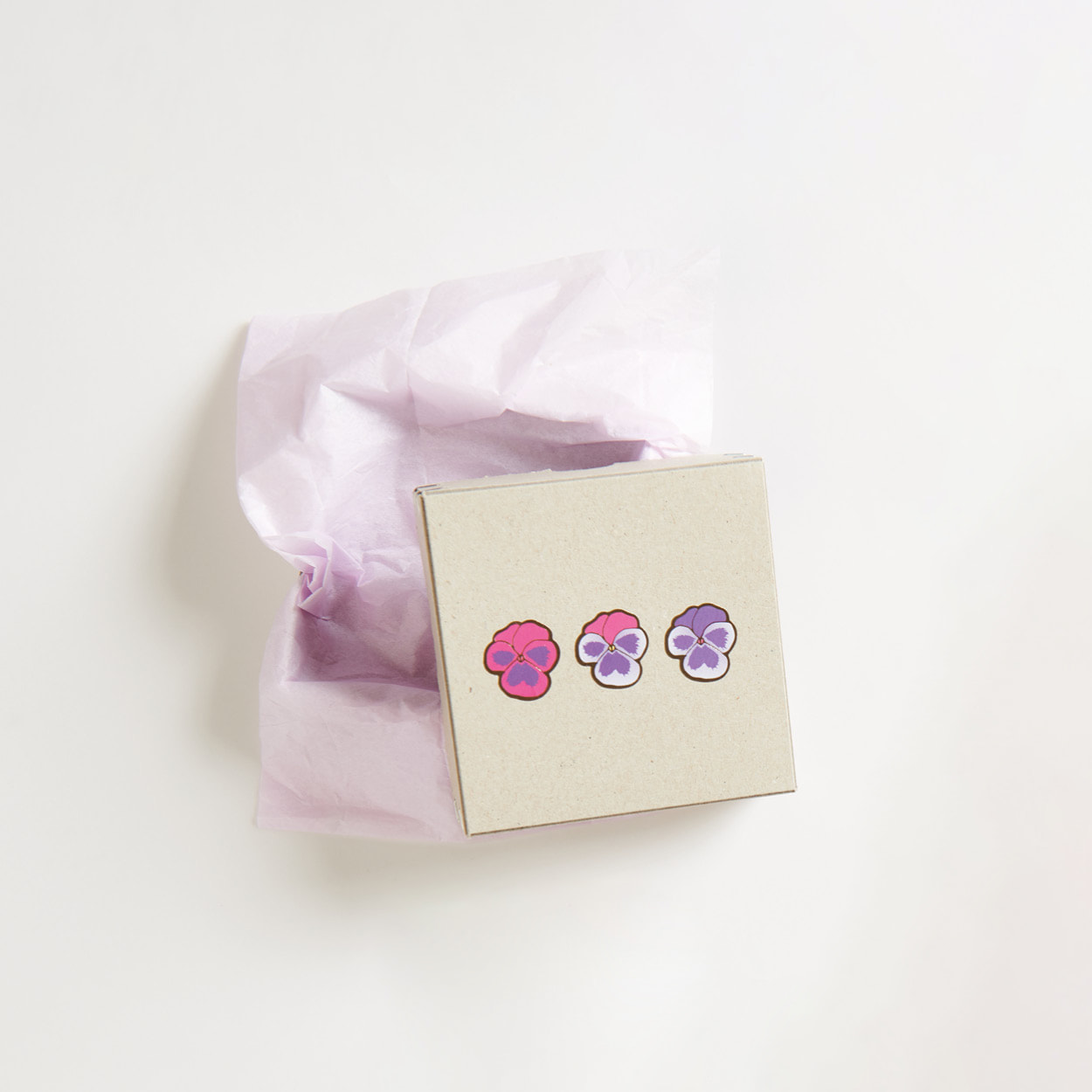 Geschenkschachtel ist mit Stickern verziert.