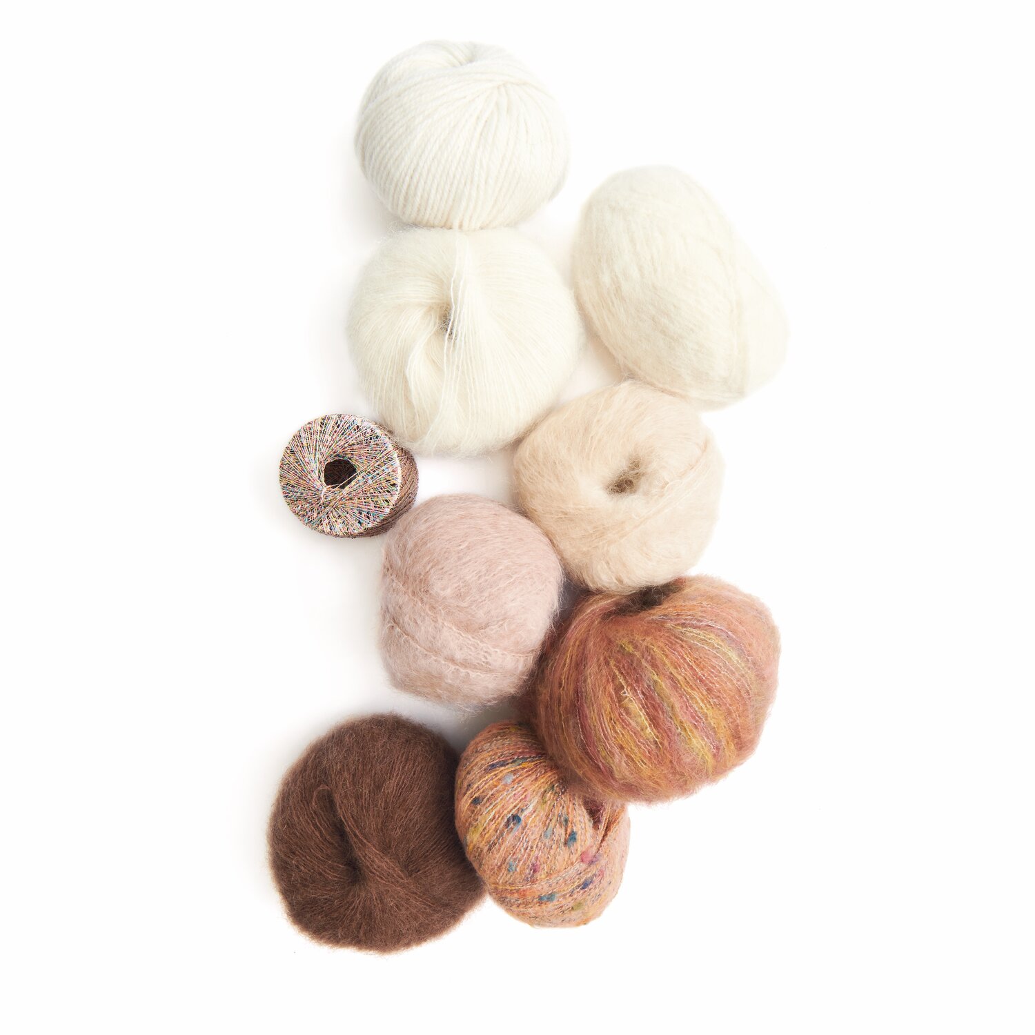 Made by Me No. 21 Herbst-Winter: Verschiedene Wollknäuel in Weiß- und Brauntönen von Rico Design. Ideal für Strickprojekte.
