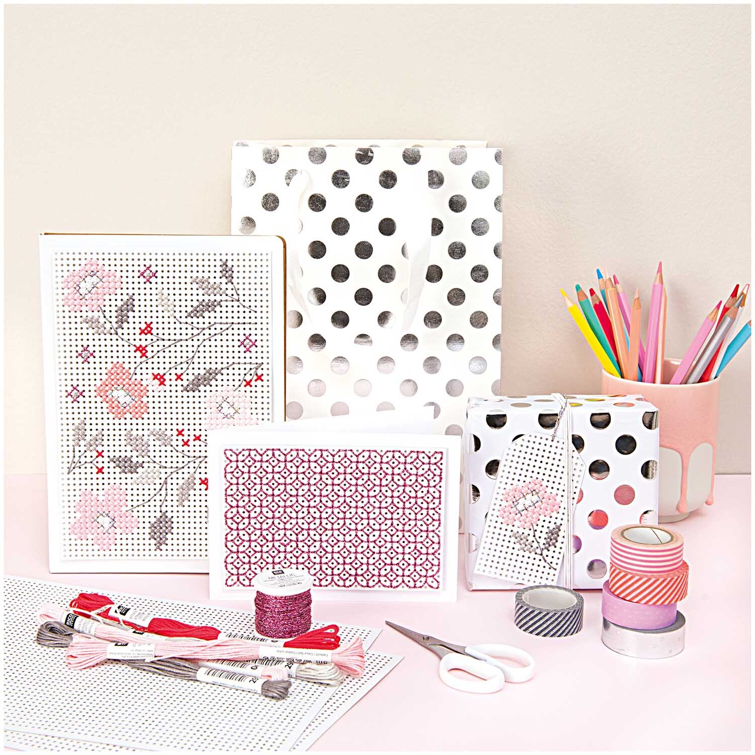 Sticktwist 8m Farbnummer & Farbname 048 Koralle von Rico Design Sticktwist 8m: Kreatives Set von Rico Design mit bunten Stiften, Scheren und gemusterten Papieren. Ideal für DIY-Projekte und Handarbeiten.