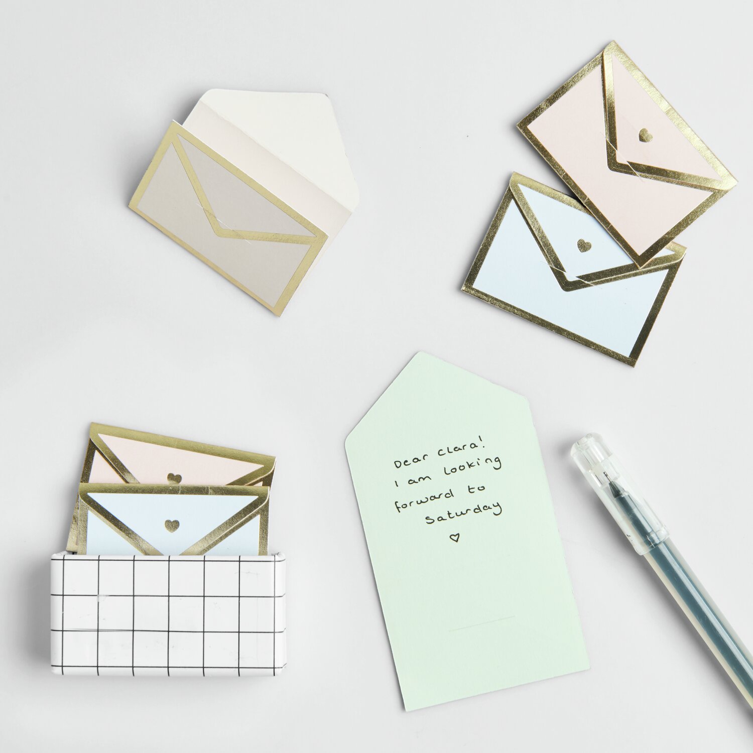 Mini Love Letter Set Pastell: Kleine Umschläge in sanften Farben mit goldenen Akzenten, ideal für persönliche Nachrichten. Größe: 5x3,5cm.