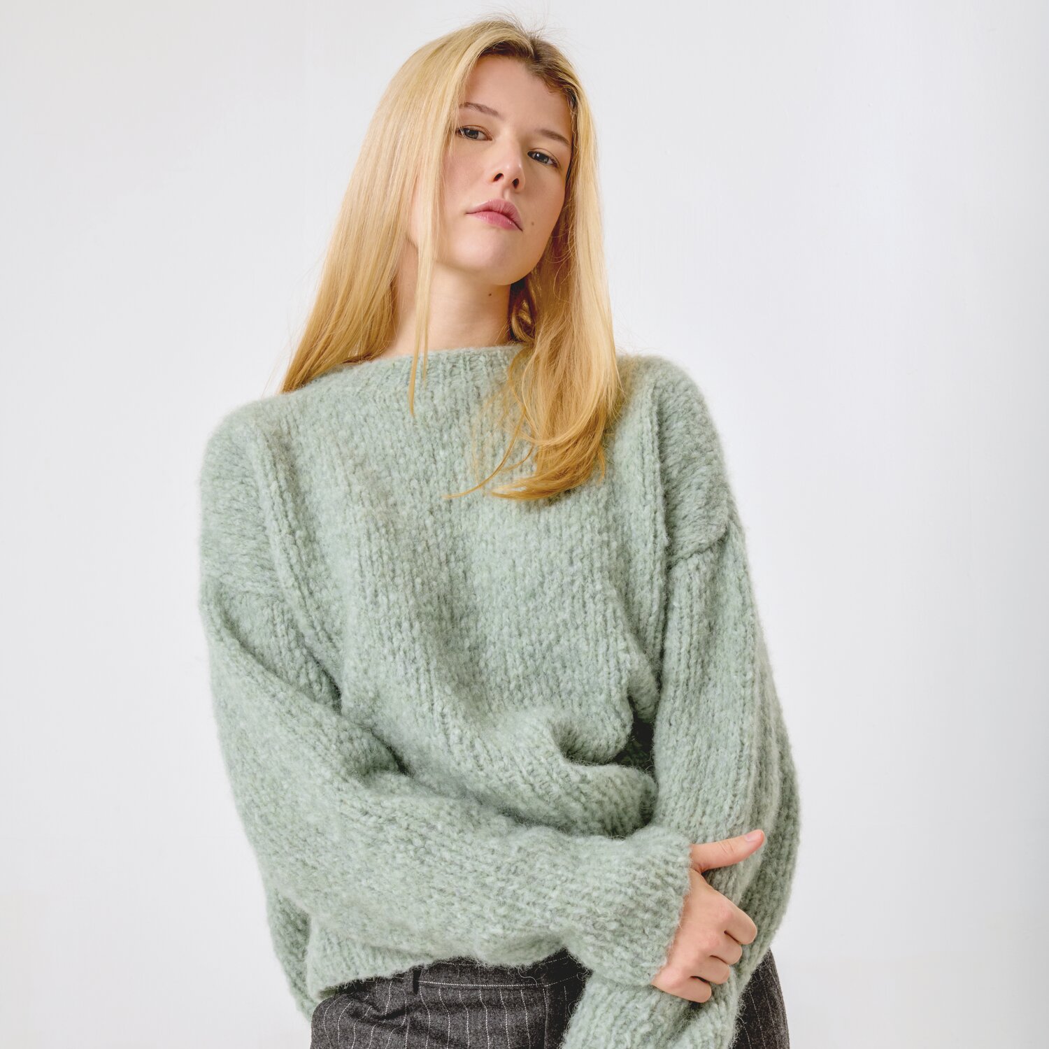 Strickset Pullover Modell 11 aus Made by Me No. 21 von Rico Design Strickset Pullover Modell 11 aus Made by Me No. 21: Weicher, hellgrüner Pullover aus flauschigem Strickmaterial, ideal für kühle Tage.