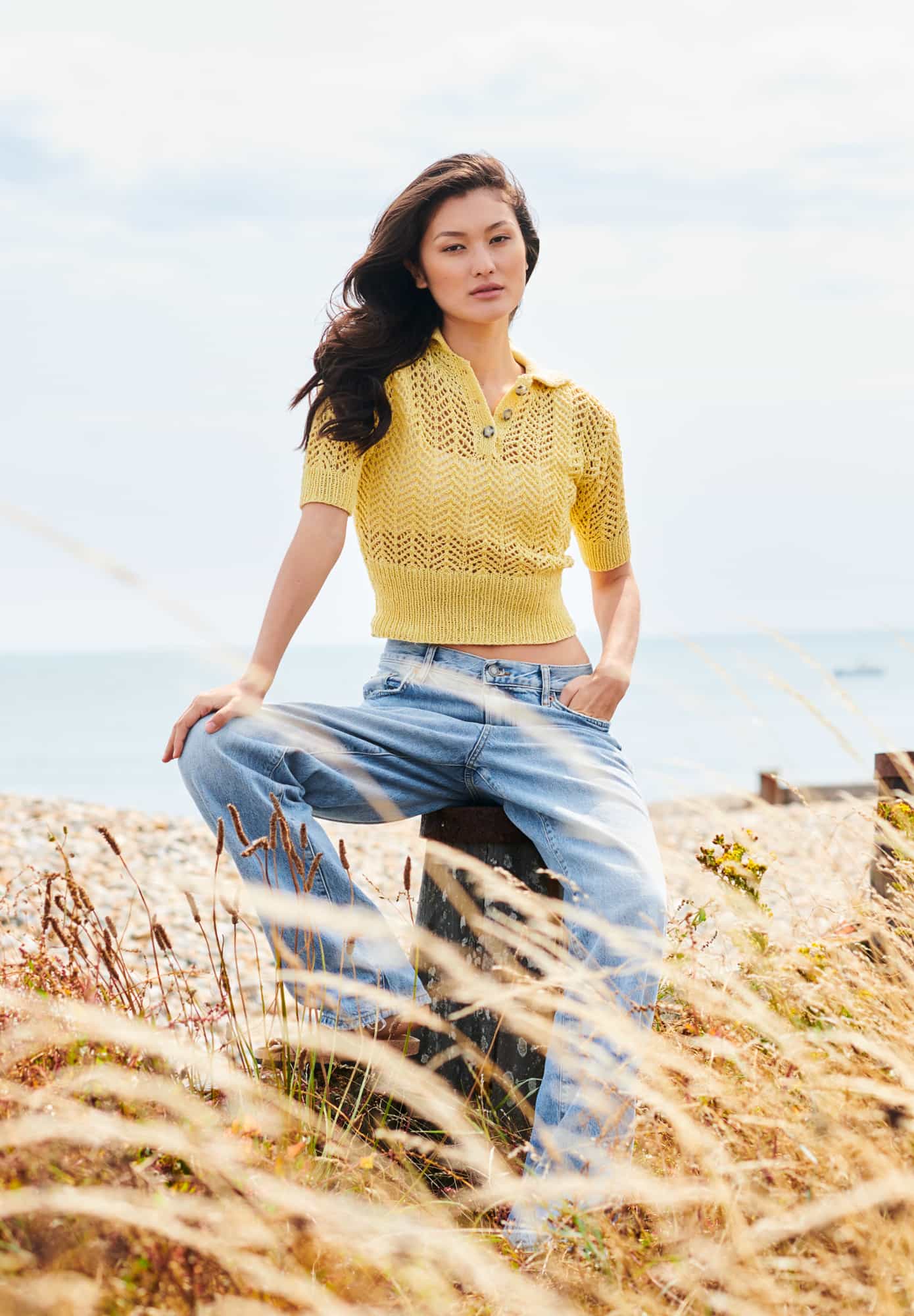 Frau trägt gestricktes Polo Shirt in Gelb: Modell 4 aus Lovewool No. 22