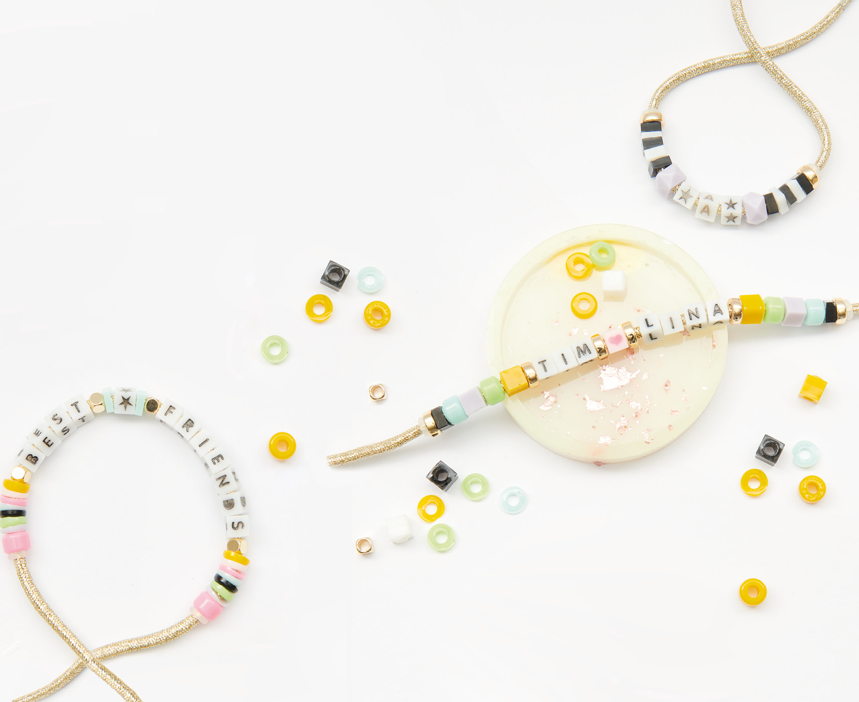 Armbänder aus Perlen