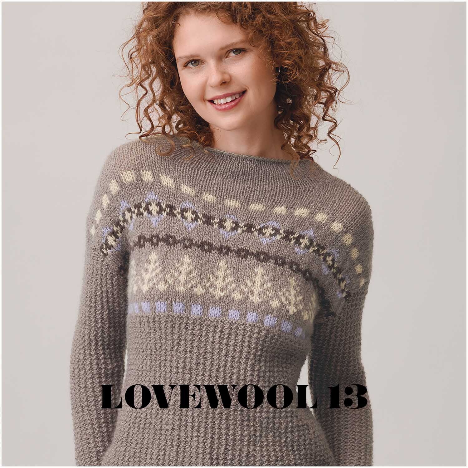 Luxury OMG, gestrickter Pullover mit Muster, getragen von einer lächelnden Frau. Marke: Rico Design.