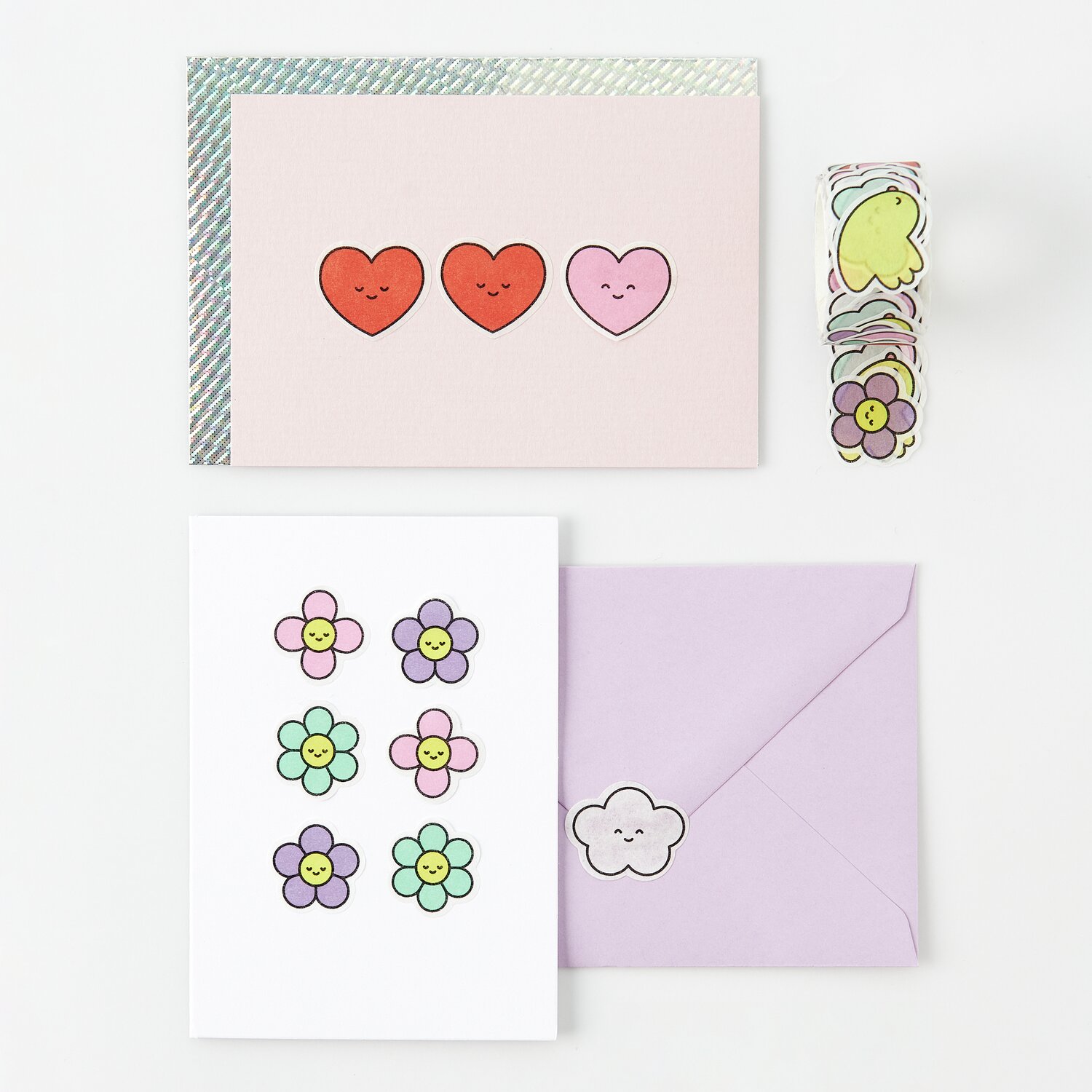 Paper Poetry Washi Sticker Chingu, 200 Stück, mit bunten Blumen- und Herzmotiven auf Karten und Umschlägen. Ideal für kreative Bastelprojekte.