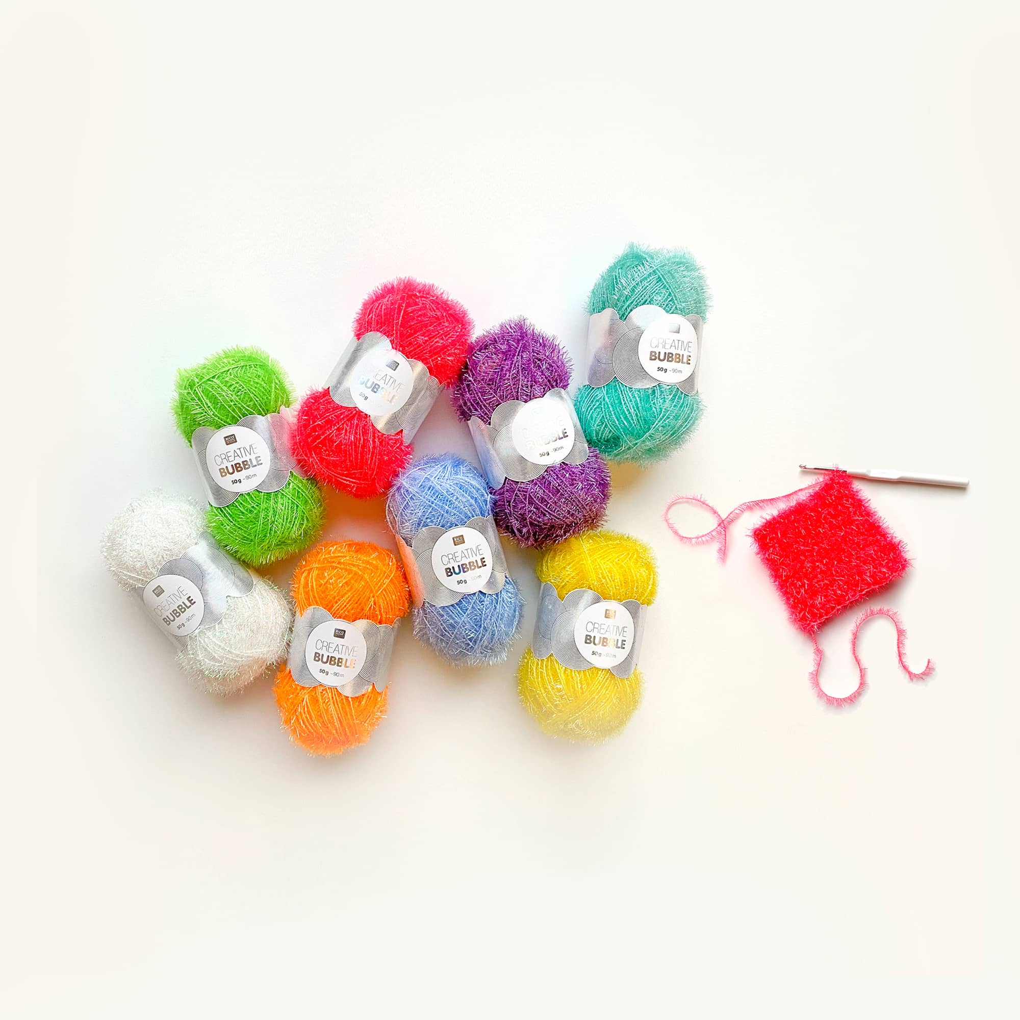 Knäuel des Garns Creative Bubble in verschiedenen Farben