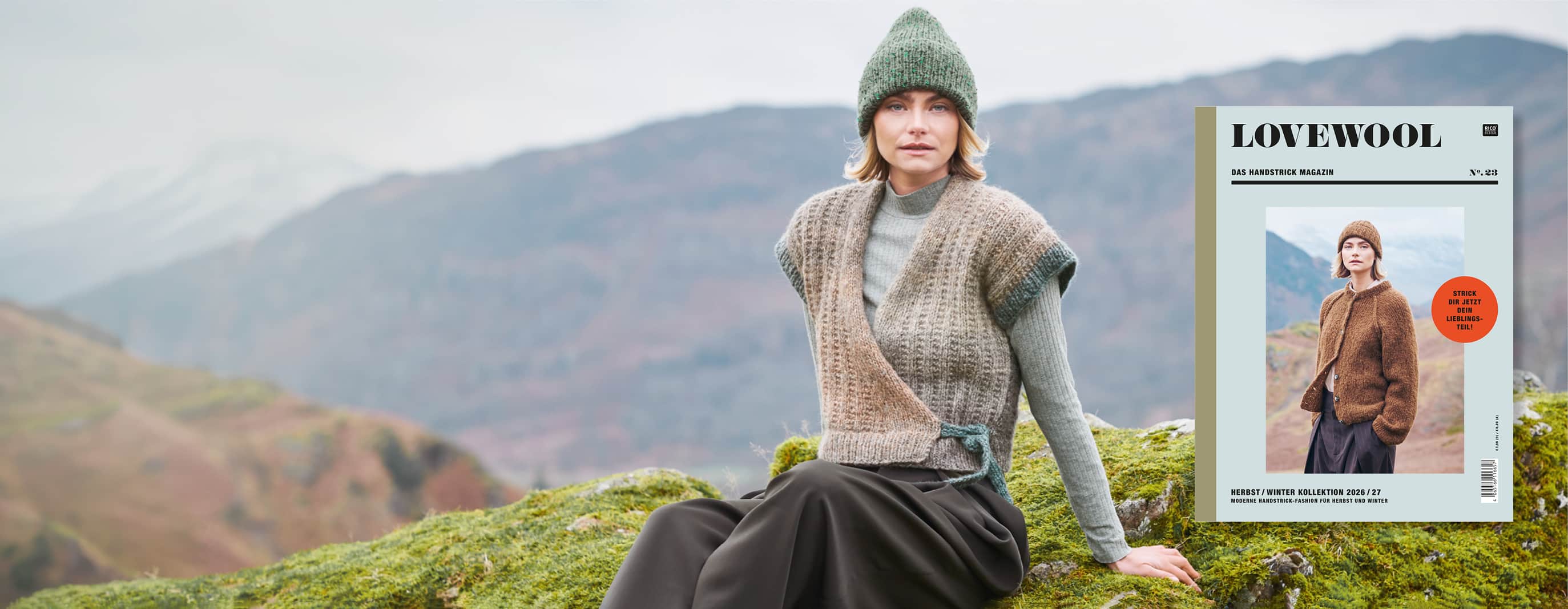 Eine Frau trägt ein herbstliches Outfit mit gestrickter Weste und Mütze und sitzt vor einer Landschaft mit Bergen. Daneben ein Cover des Handstrick Magazins Lovewool No. 23.