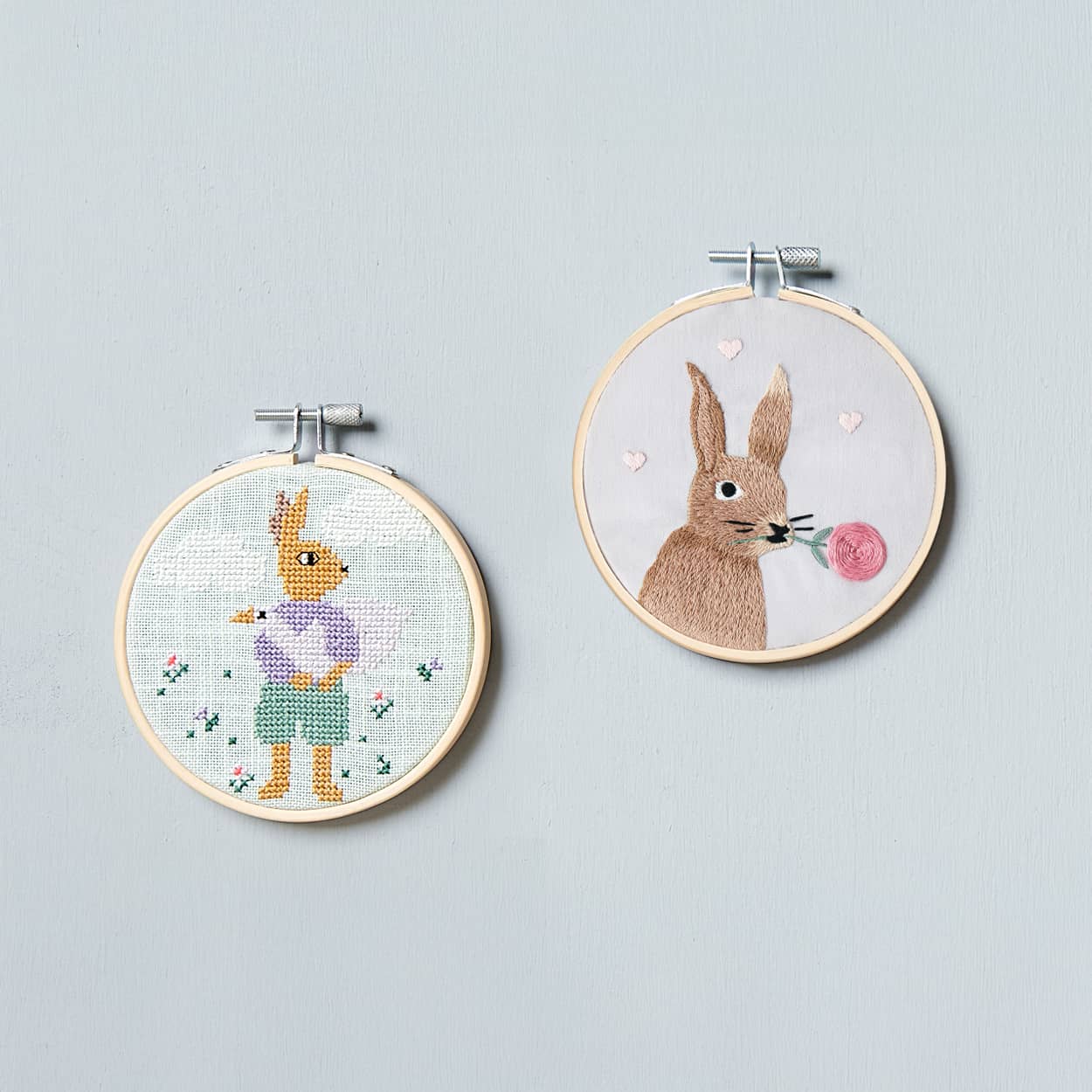 Gestickte Bilder mit Osterhasen