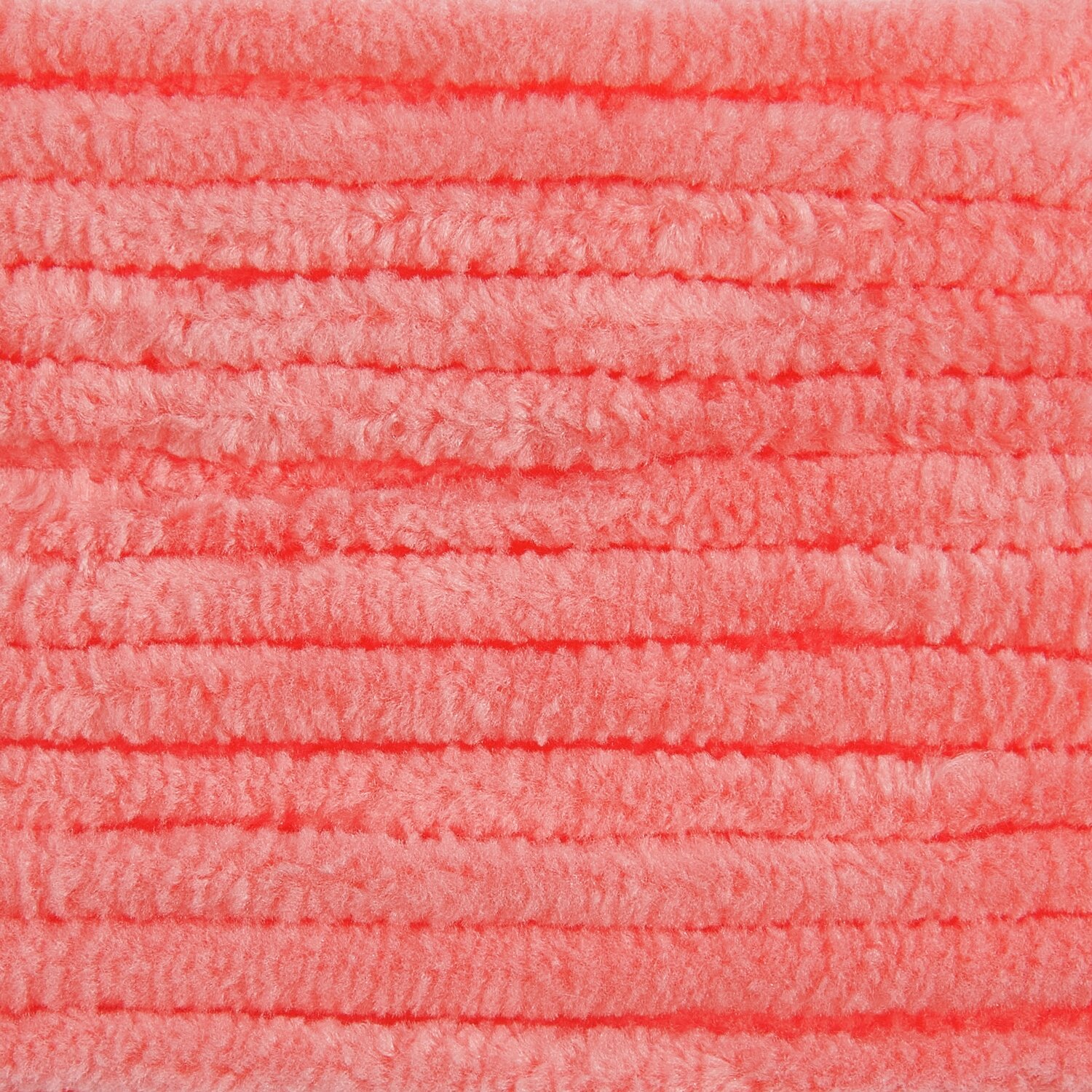 Creative Chenillove, weiches Garn in leuchtendem Korallton, ideal für Strick- und Häkelprojekte.