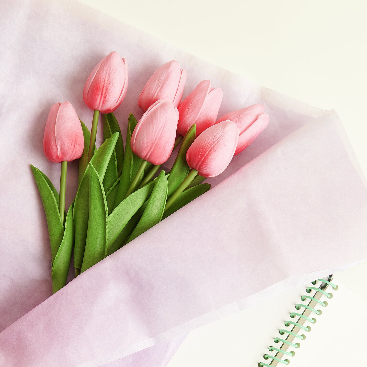 Tulpenstrauß mit 7 Blüten, pink, 33,5cm, auf hellem Hintergrund, umhüllt von zartem Papier.