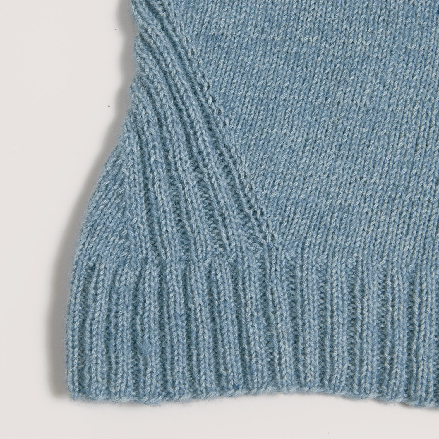 Made by Me No. 22 Frühjahr-Sommer: Strickmuster in taubenblauem Creative Cotton Fleece dk Garn.