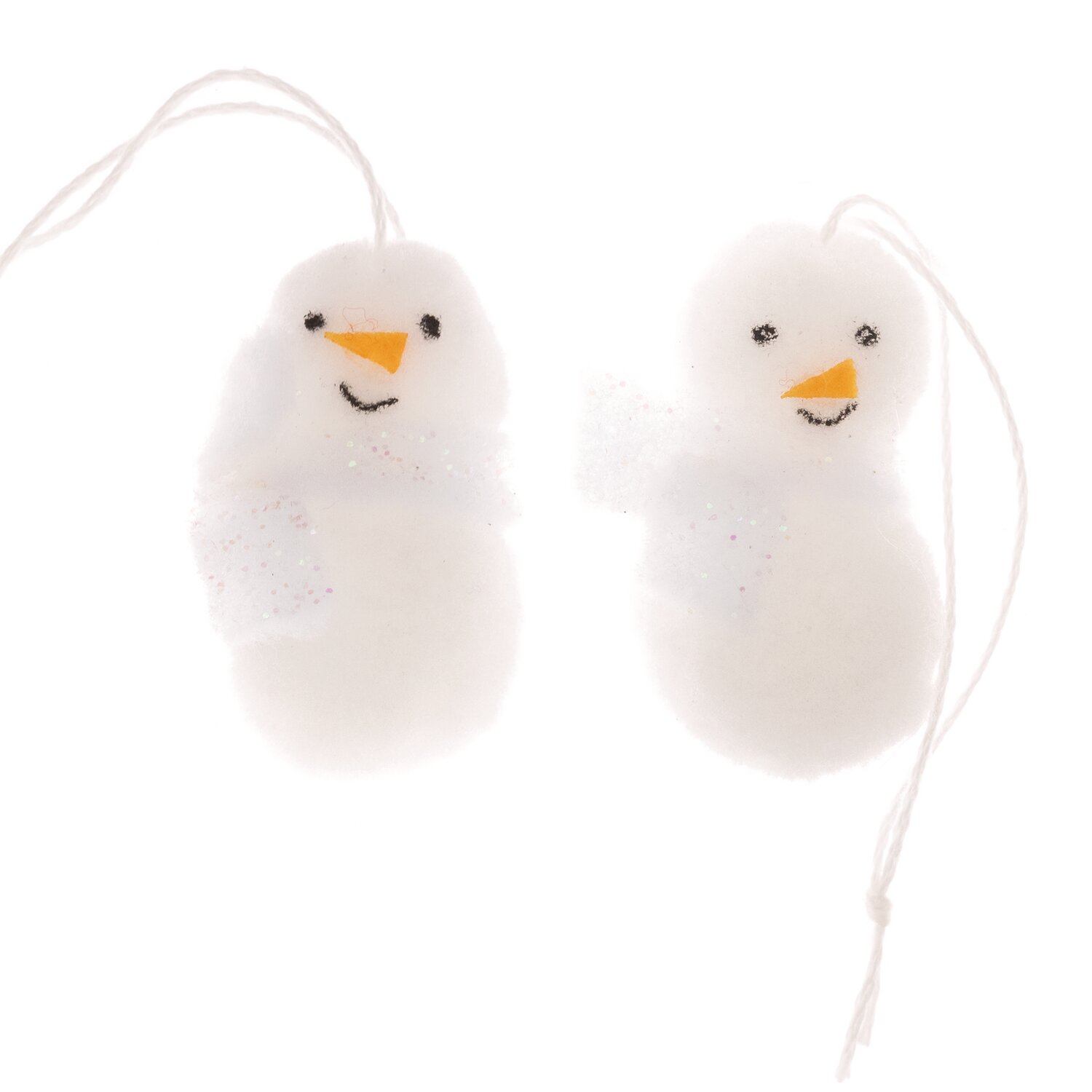 Hänger Schneemann aus Pompons 40x33mm 2 Stück, dekorative weiße Schneemänner mit orangefarbenen Nasen und schwarzen Augen.