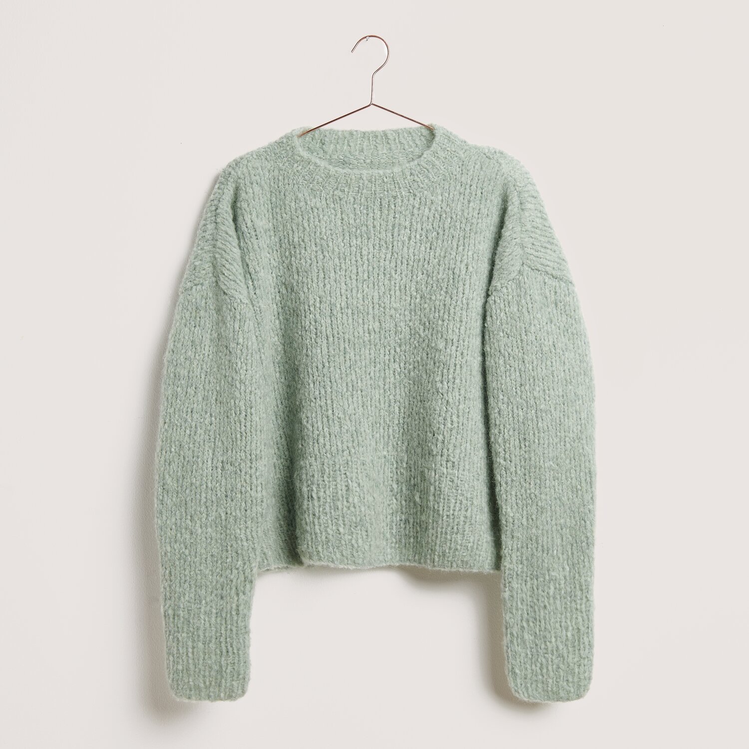 Made by Me No. 21 Herbst-Winter Sprachauswahl deutsch von Rico Design Strickset Pullover Modell 11 aus Made by Me No. 21 in Mint. Flauschiger Pullover auf Bügel.