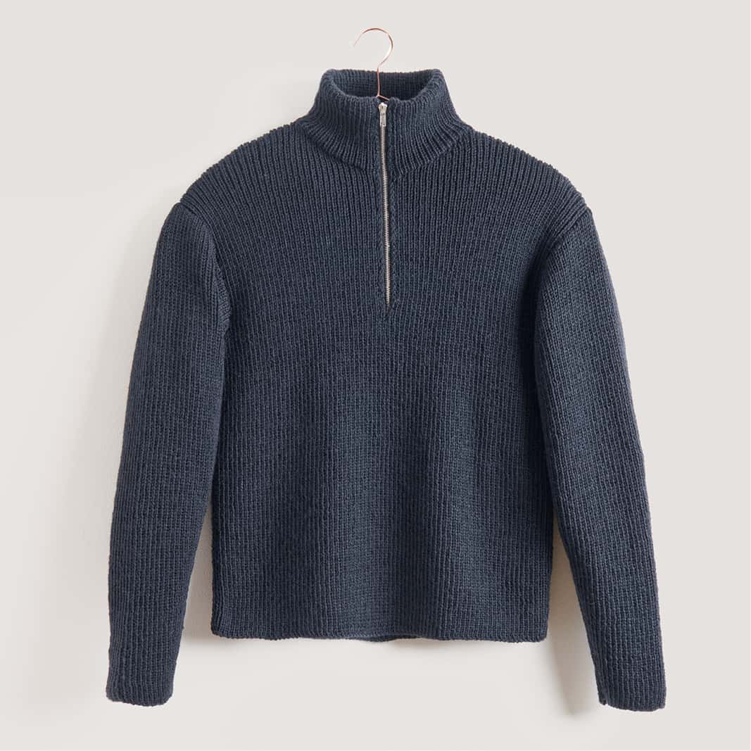 Gestrickter Pullover in Dunkelblau: Modell 08 aus dem Heft Made by Me Men No. 03