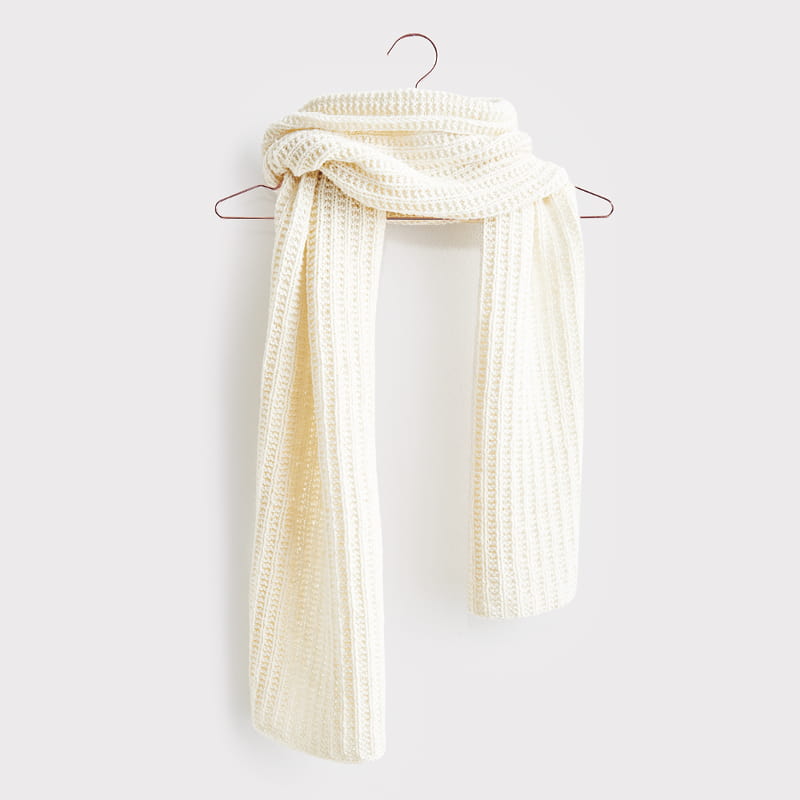 Gestrickter Schal in Creme: Modell 07 aus dem Heft Luxury Knits Premium Natural Fibres