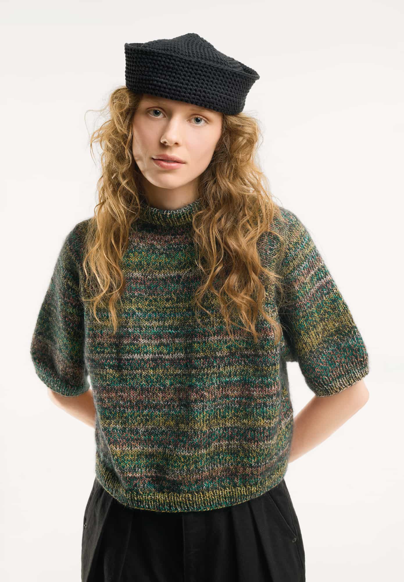 Frau trägt gestricktes Shirt in Schwarz-Bunt meliert: Modell 29 aus Made by Me No. 22