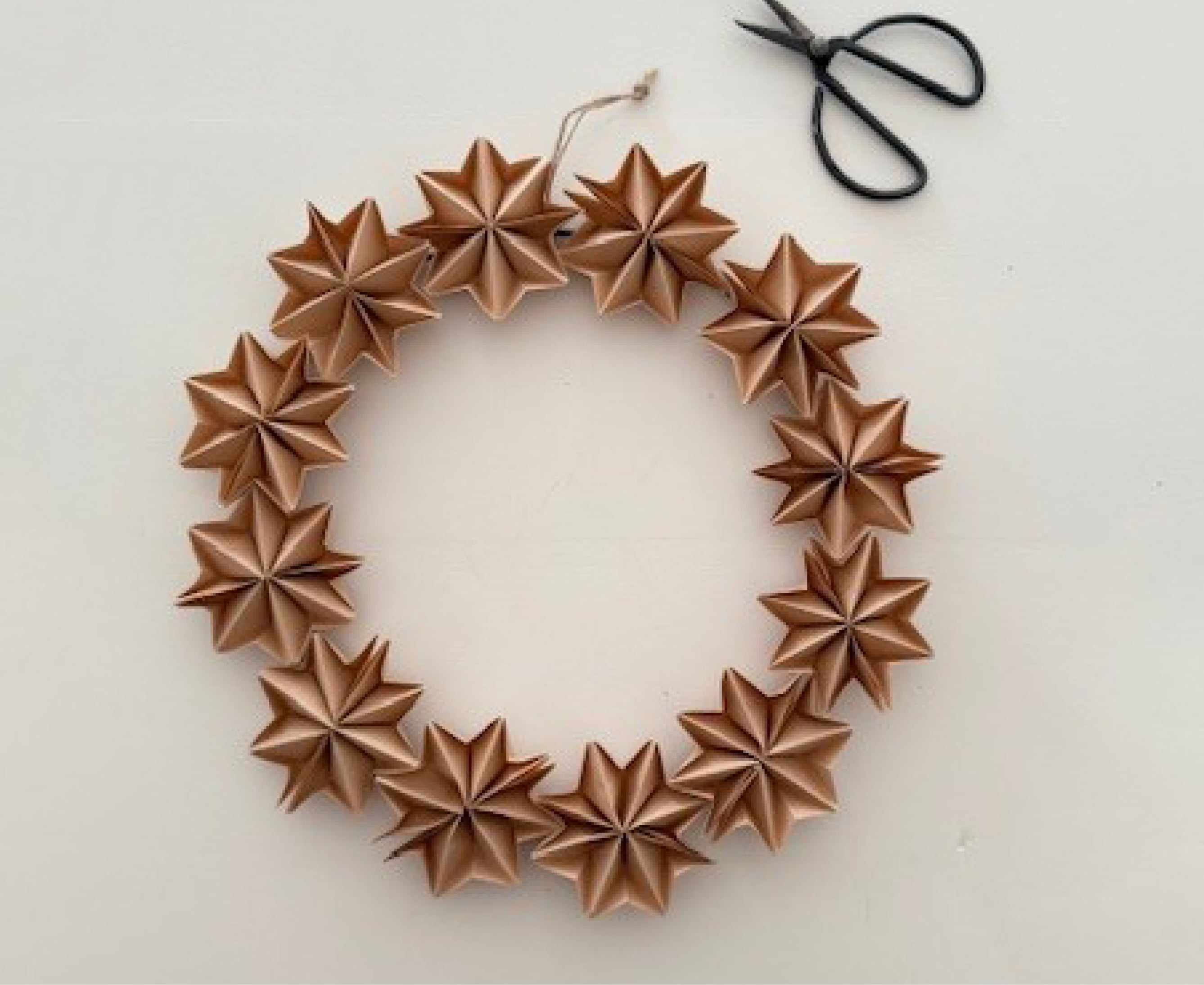 Papierkranz aus gefalteten Sternen von @hallomeinkleines