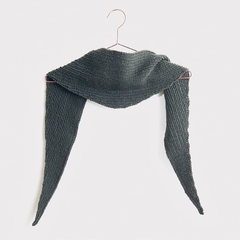 Gestricktes Mini-Dreieckstuch in Oliv: Modell 13 aus dem Heft Luxury Knits Premium Natural Fibres