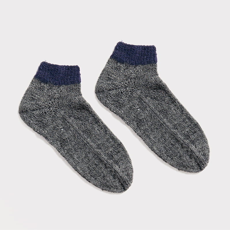 Gestrickte Socken in Marine-Grau: Modell 10 aus dem Heft Luxury Knits Premium Natural Fibres