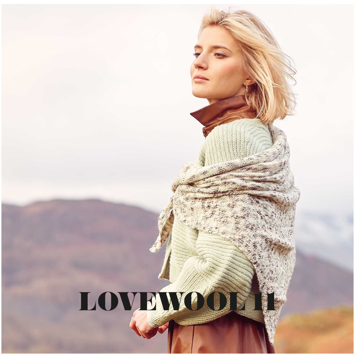 Luxury Hand-Dyed Happiness dk: Frau in Strickkleidung mit grauem Schal von Rico Design in Berglandschaft.