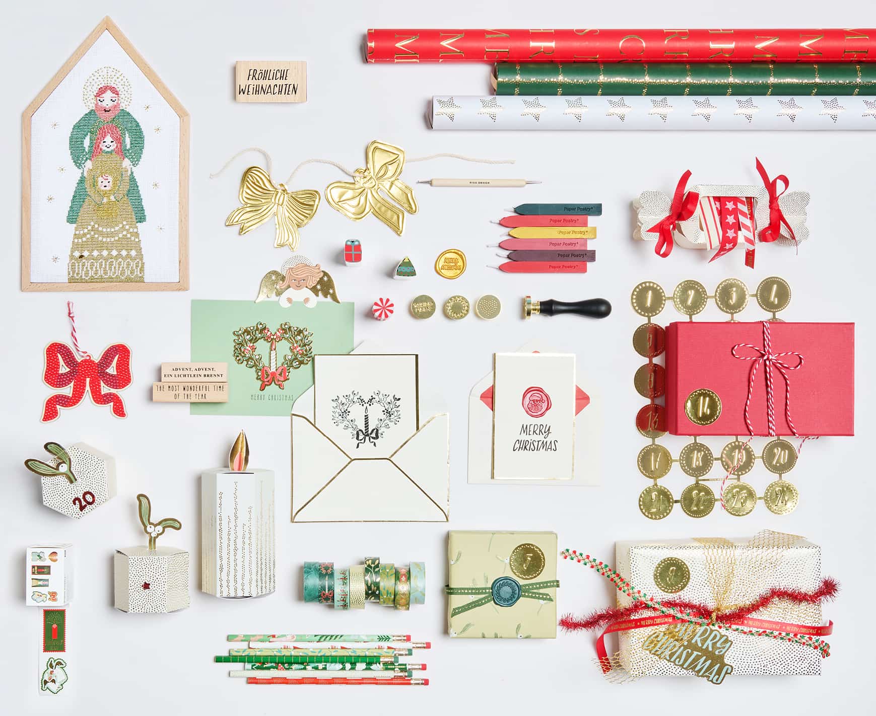 Geschenkverpackungen, Tapesserie, Papeterie- und Dekoartikel aus der Kollektion "Advent Advent" auf weißem Hintergrund angeordnet.