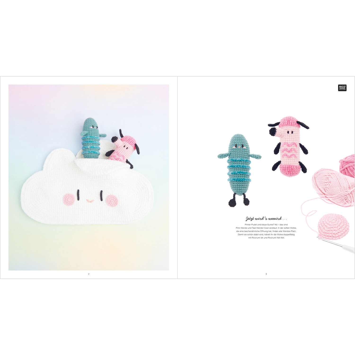 Ricorumi Rainbow Weirdos: Zwei gehäkelte Figuren in Blau und Rosa auf einer Wolke, mit Garnknäueln.